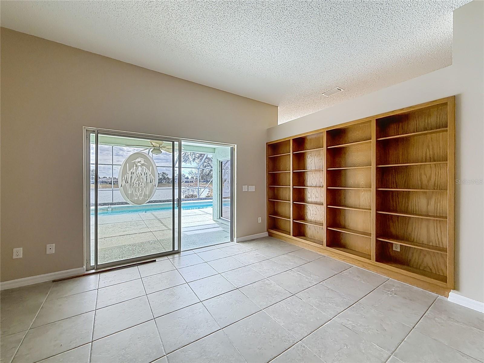 Listing photo id 8 for 2012 Enrique Drive