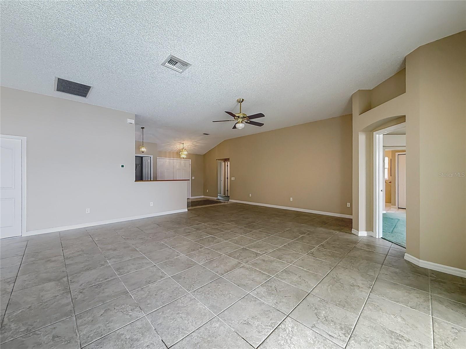 Listing photo id 13 for 2012 Enrique Drive