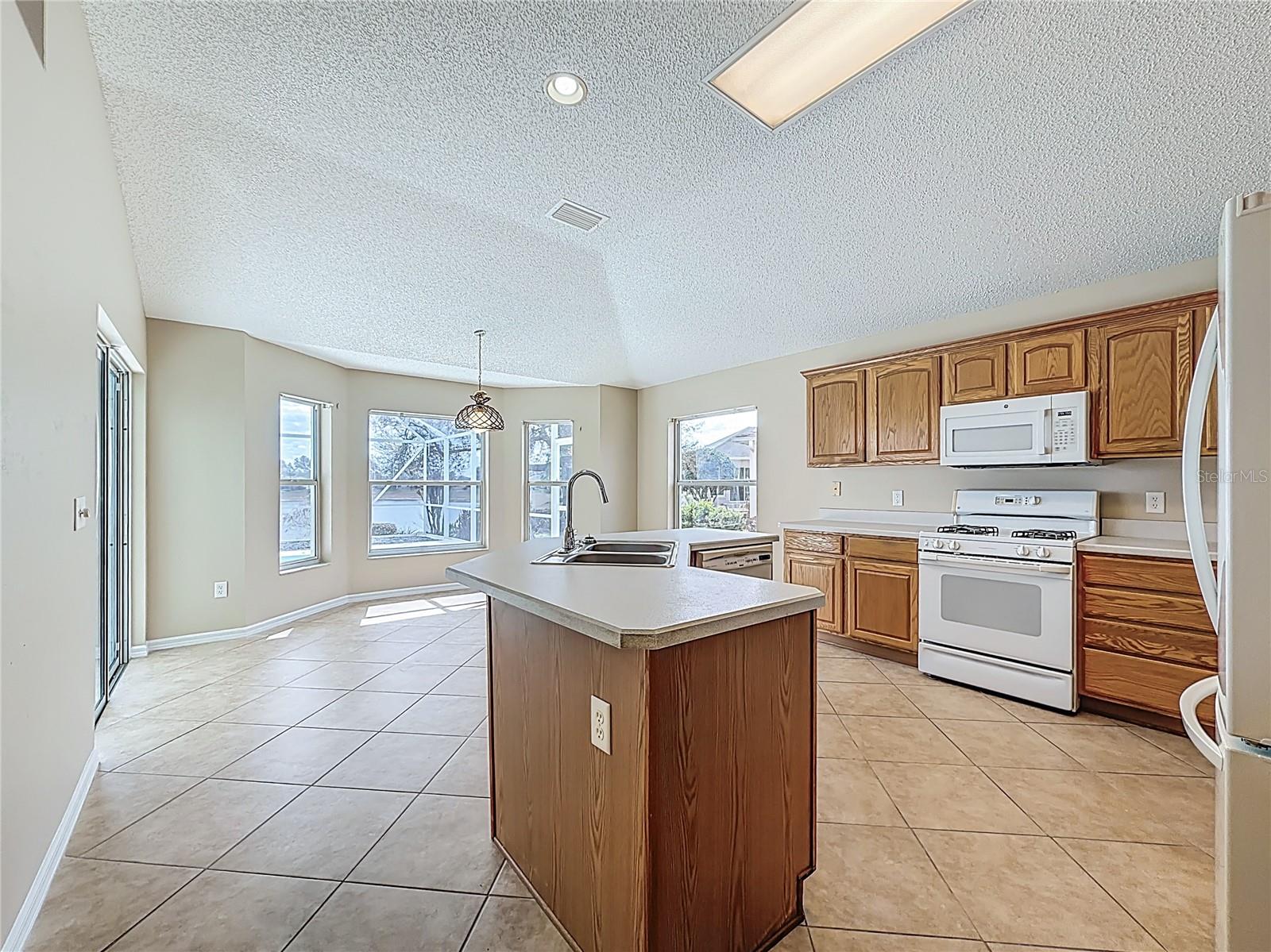 Listing photo id 14 for 2012 Enrique Drive