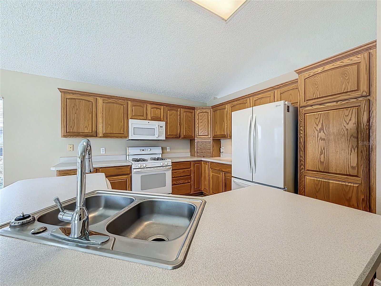 Listing photo id 15 for 2012 Enrique Drive