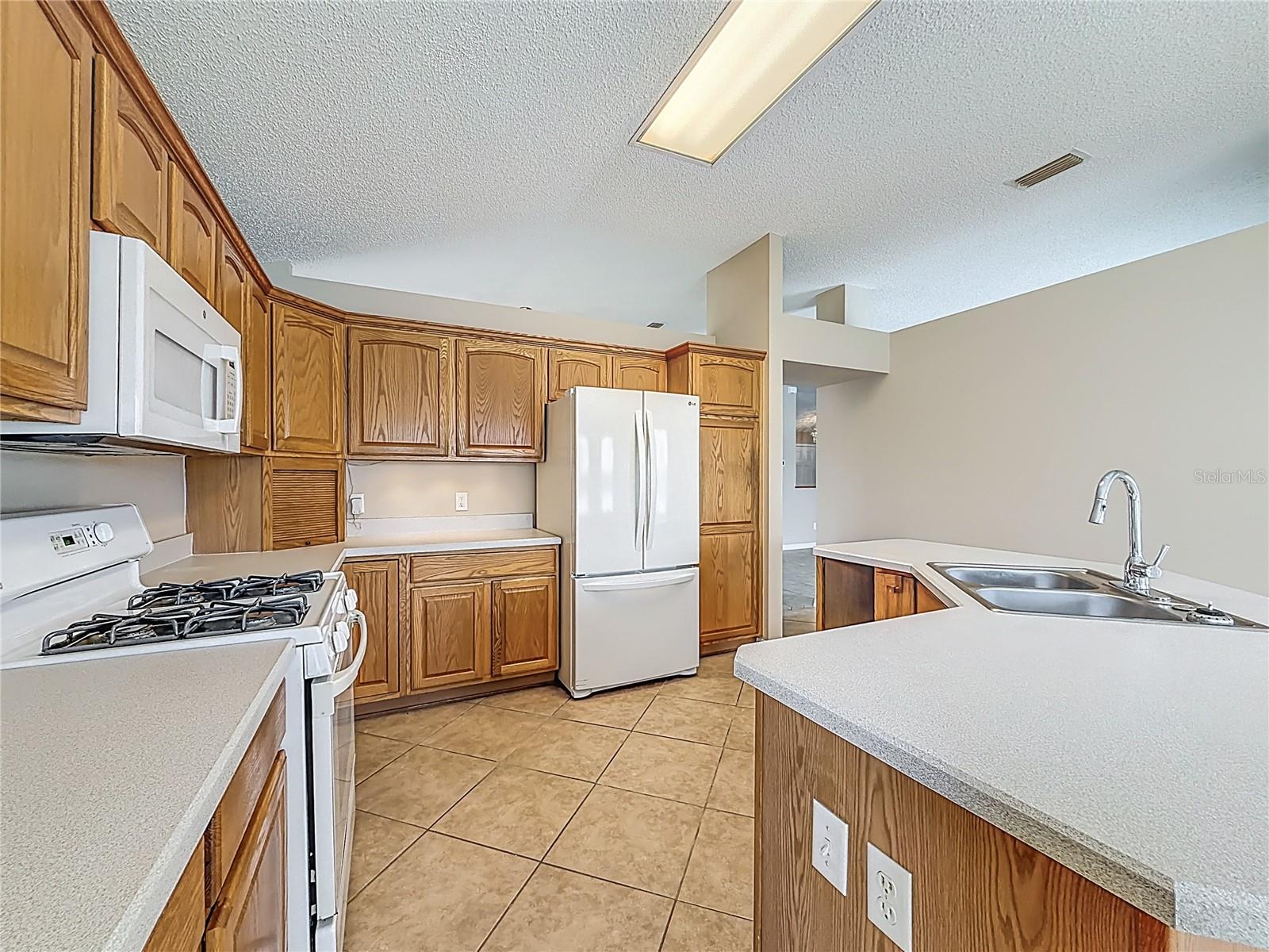 Listing photo id 16 for 2012 Enrique Drive