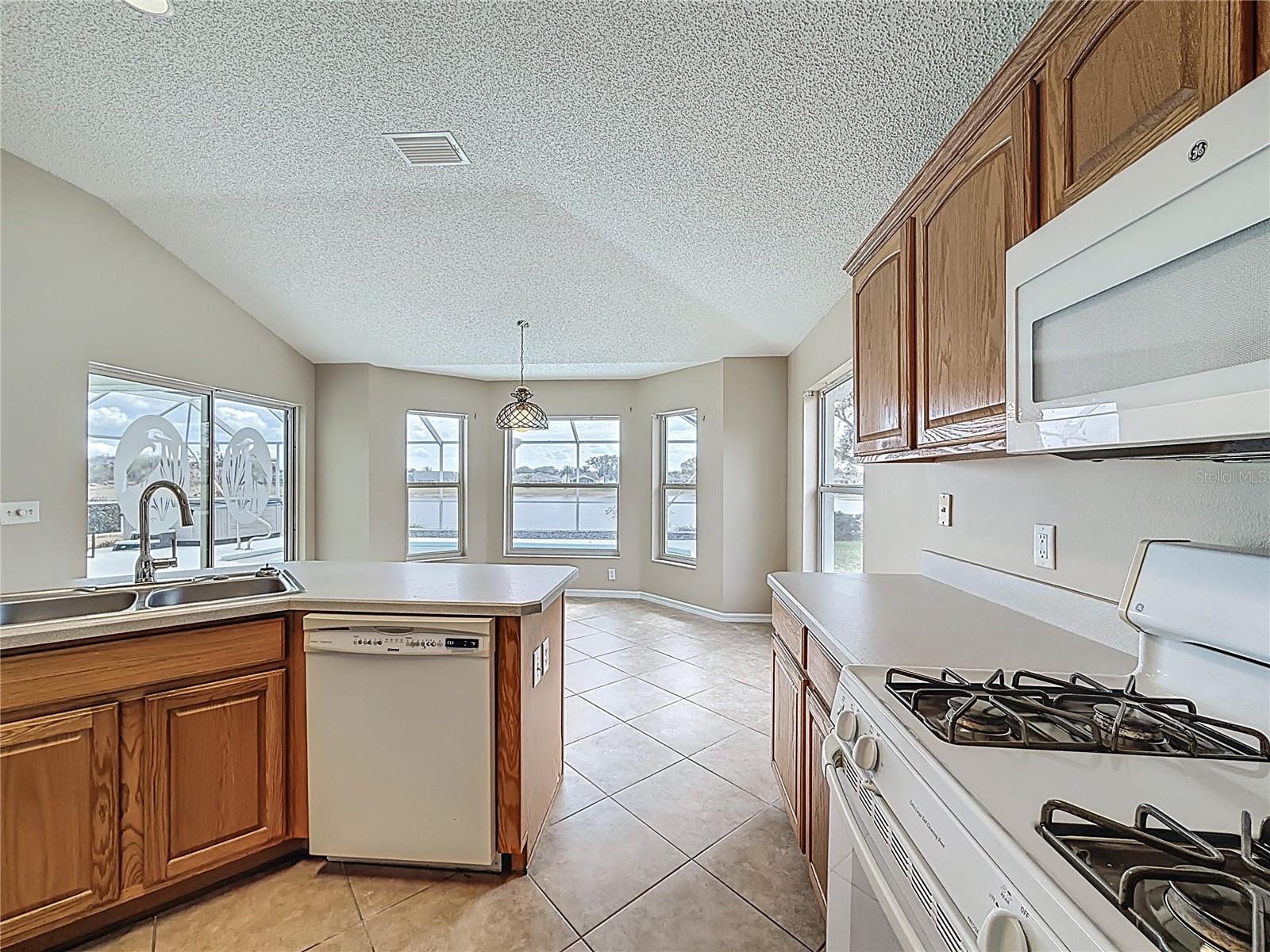 Listing photo id 18 for 2012 Enrique Drive