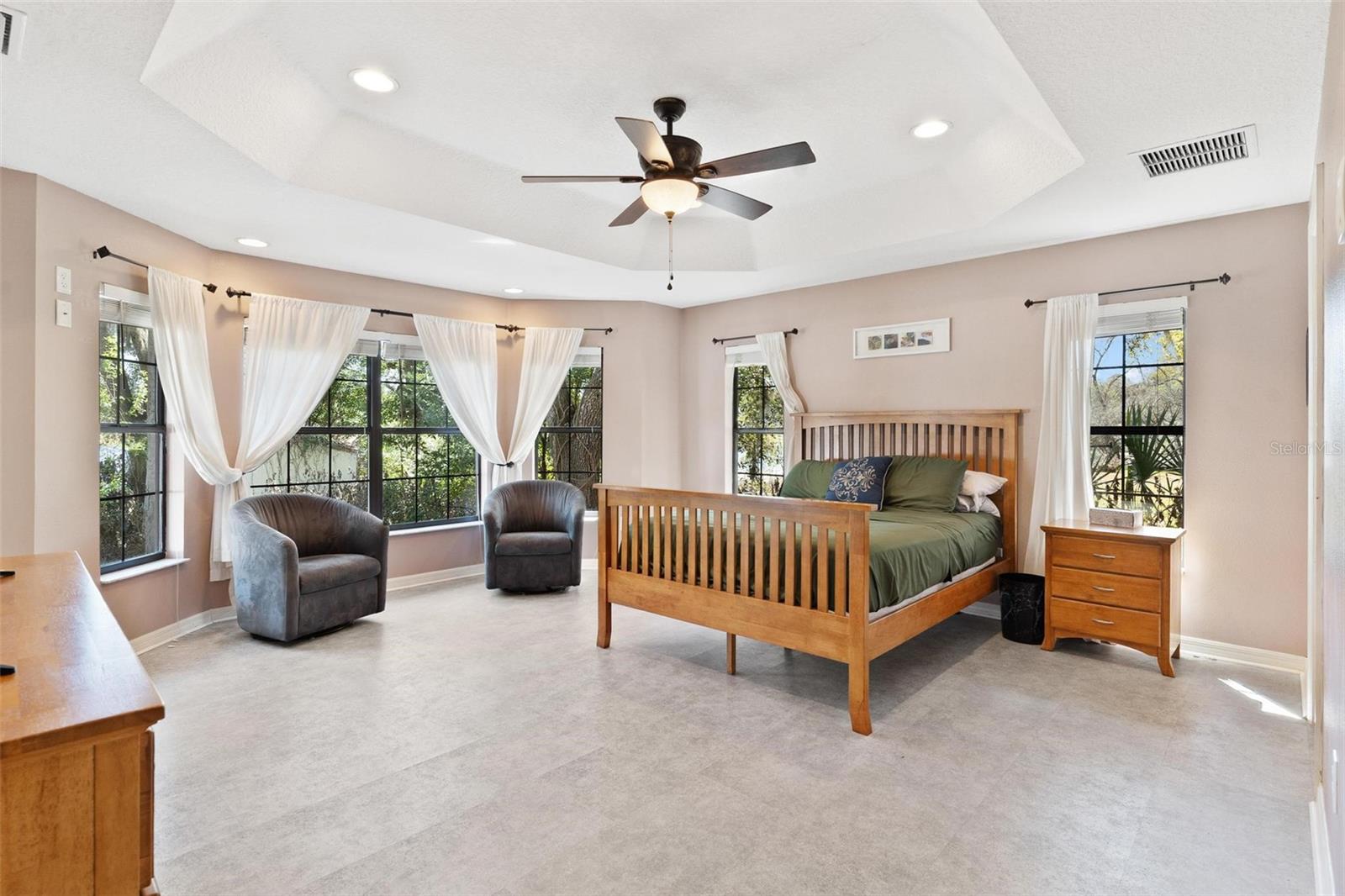 Image 17 of 44 For 405 Mirror Lake Drive