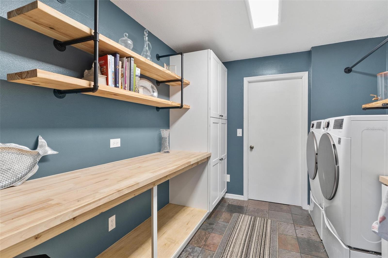 Image 25 of 44 For 405 Mirror Lake Drive