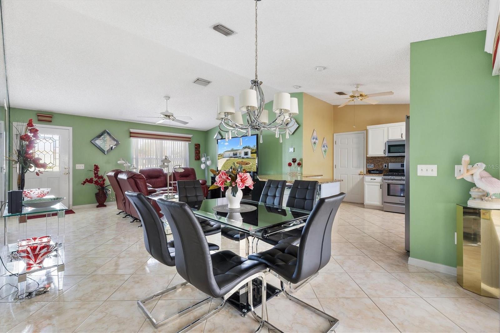 Listing photo id 2 for 1611 Alhambra Way