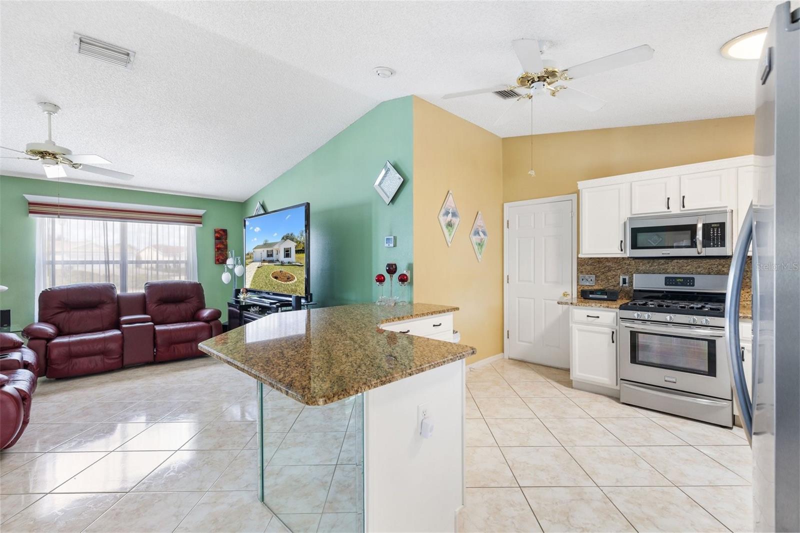 Listing photo id 3 for 1611 Alhambra Way