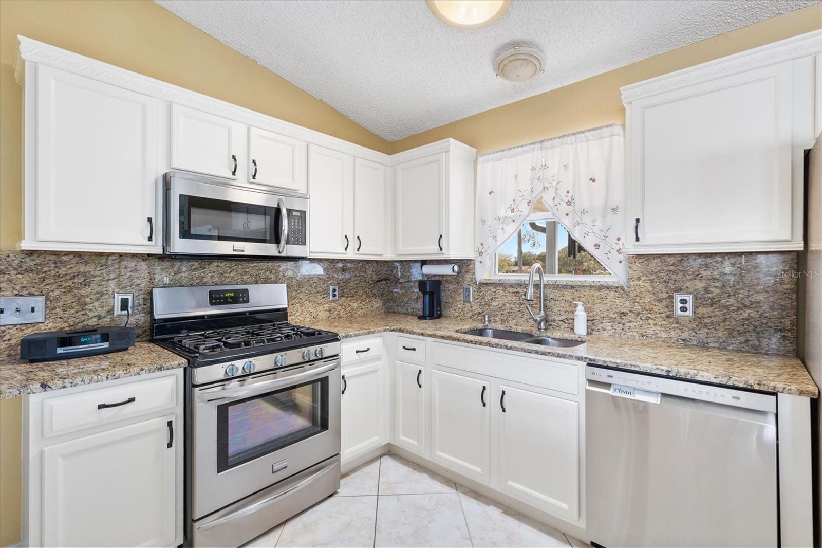 Listing photo id 5 for 1611 Alhambra Way