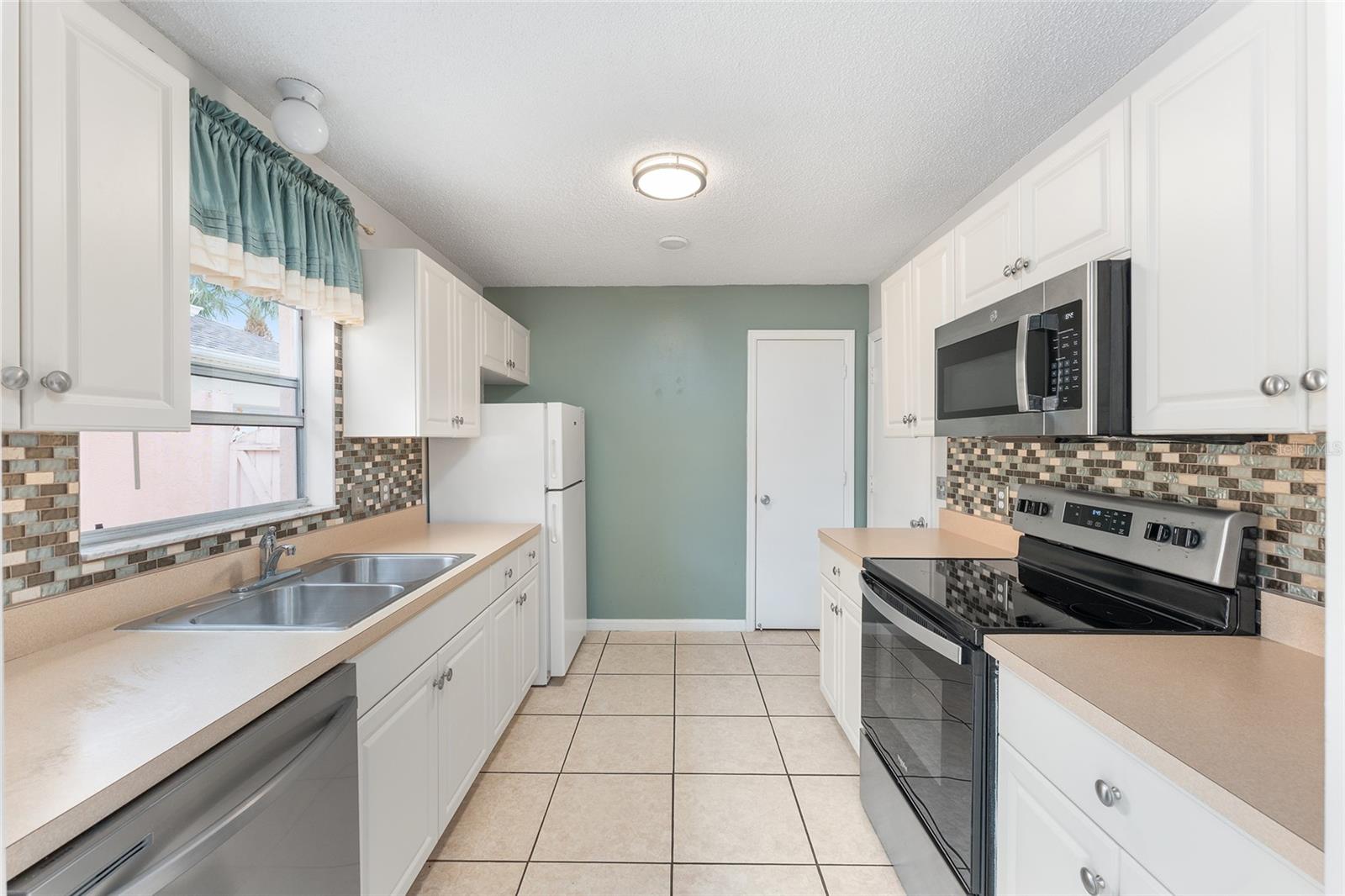 Image 23 of 38 For 807 Alvarado Place