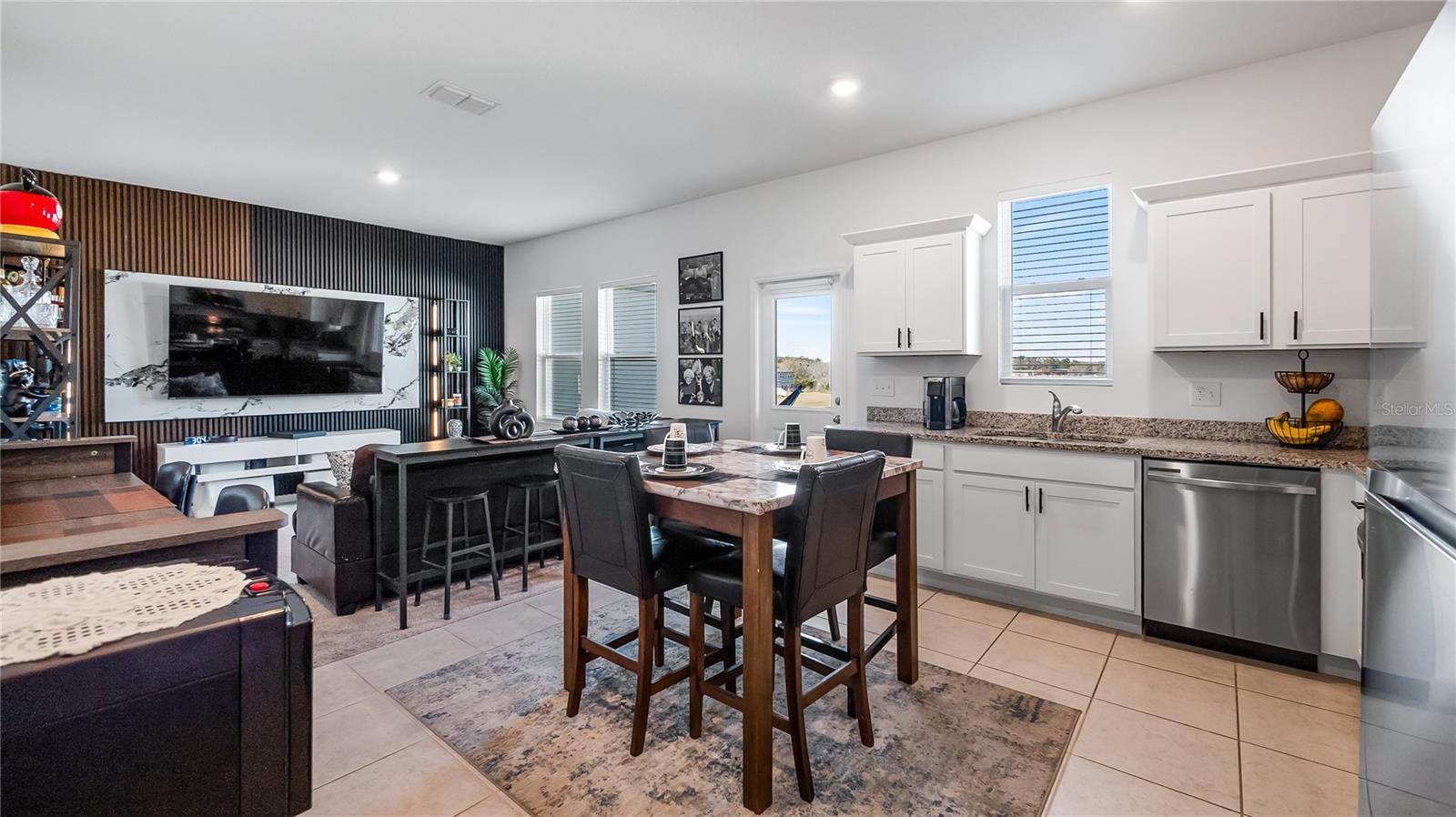 Listing photo id 3 for 8720 Sportsman Loop