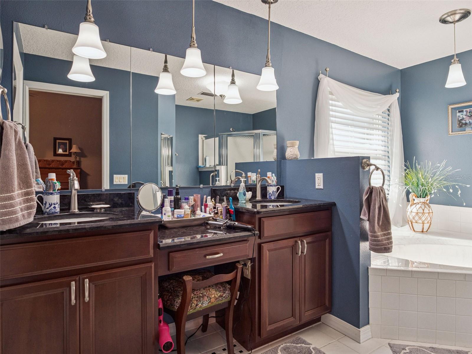 Image 19 of 62 For 21533 King Henry Avenue