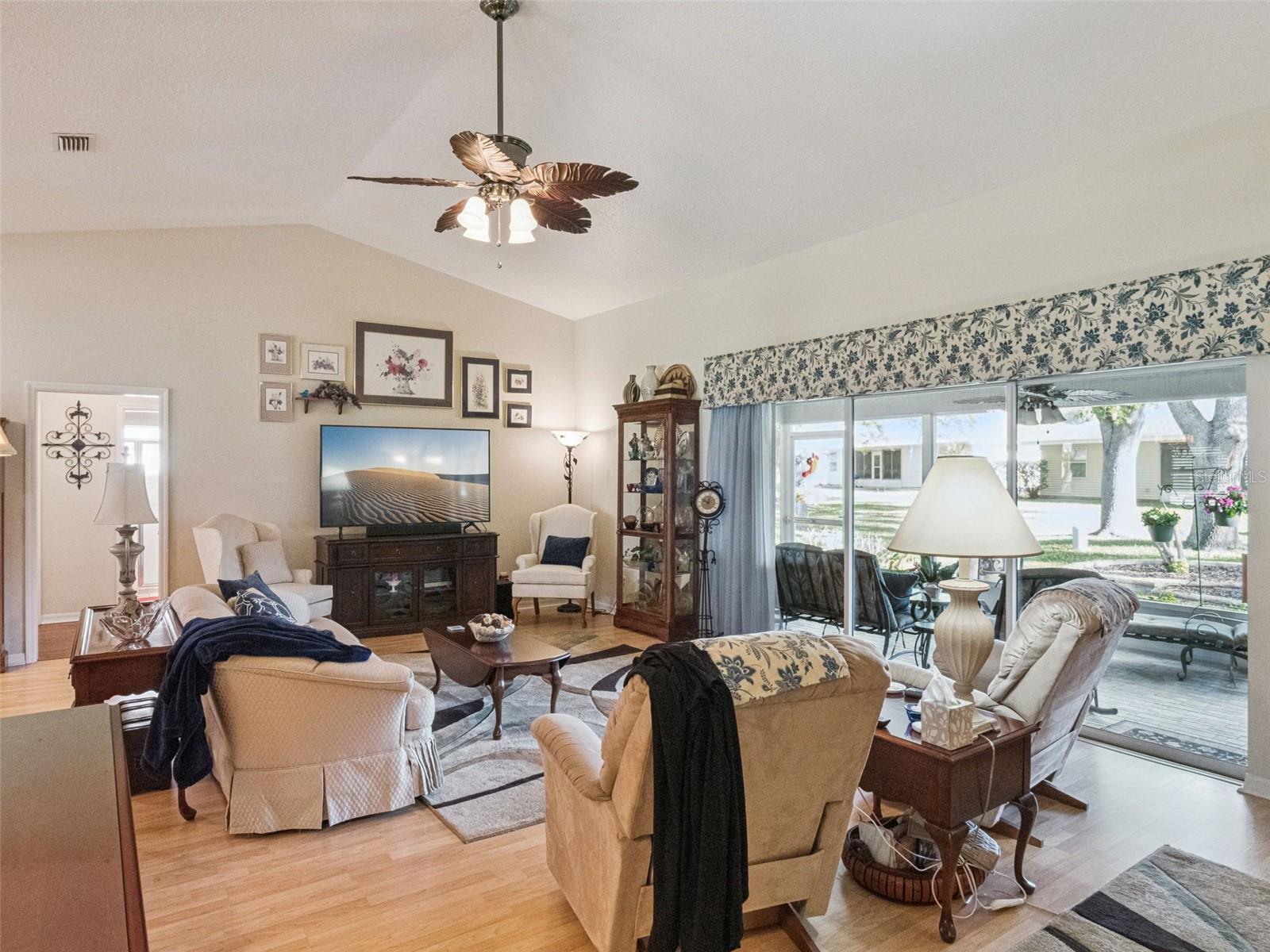 Image 6 of 62 For 21533 King Henry Avenue