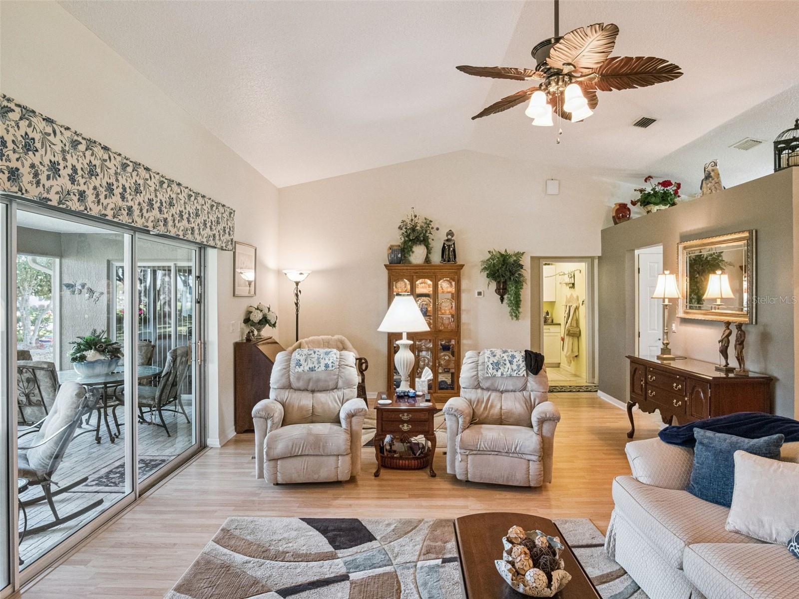 Image 7 of 62 For 21533 King Henry Avenue