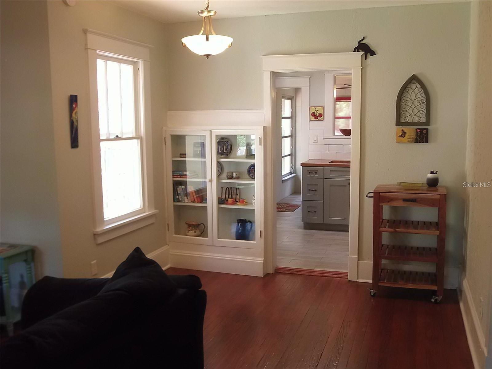 Image 5 of 40 For 320 Rhodes Street