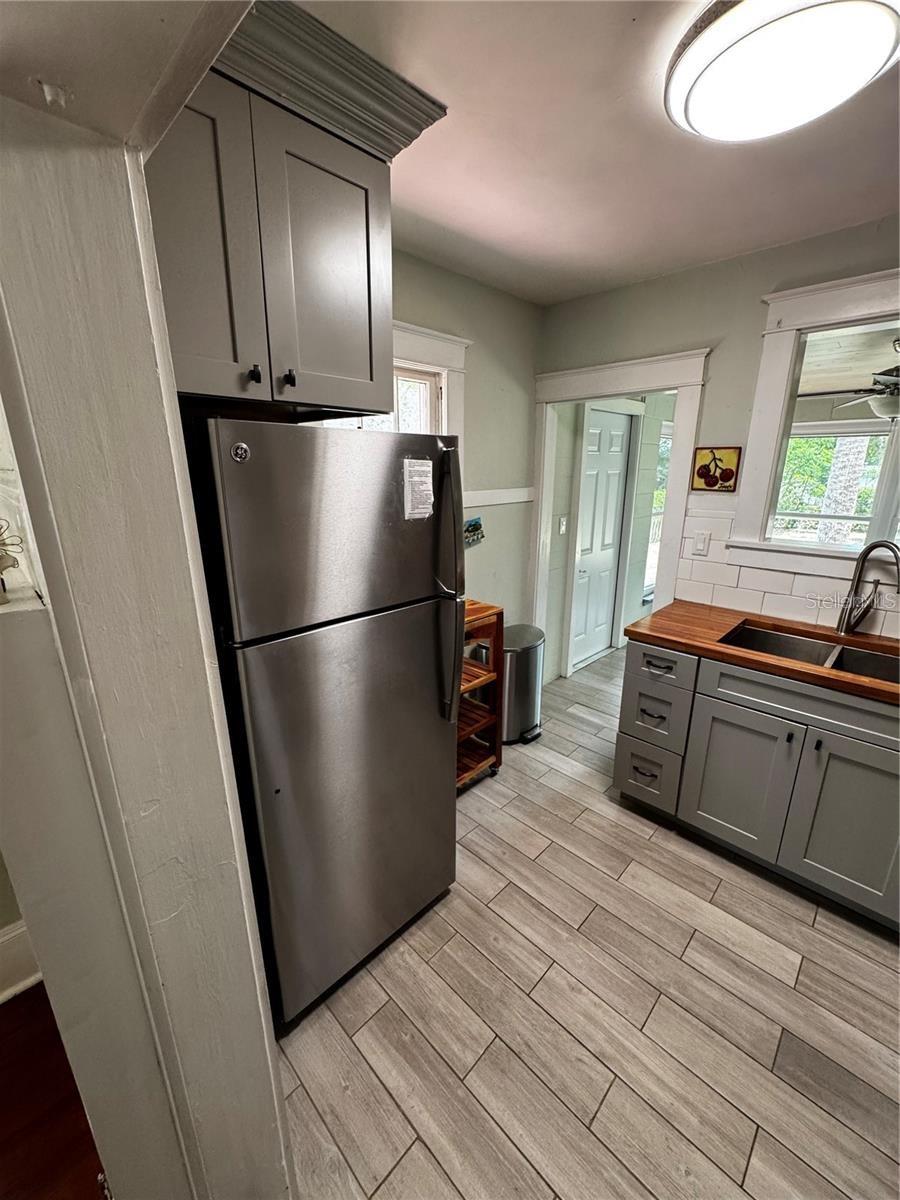 Image 7 of 40 For 320 Rhodes Street