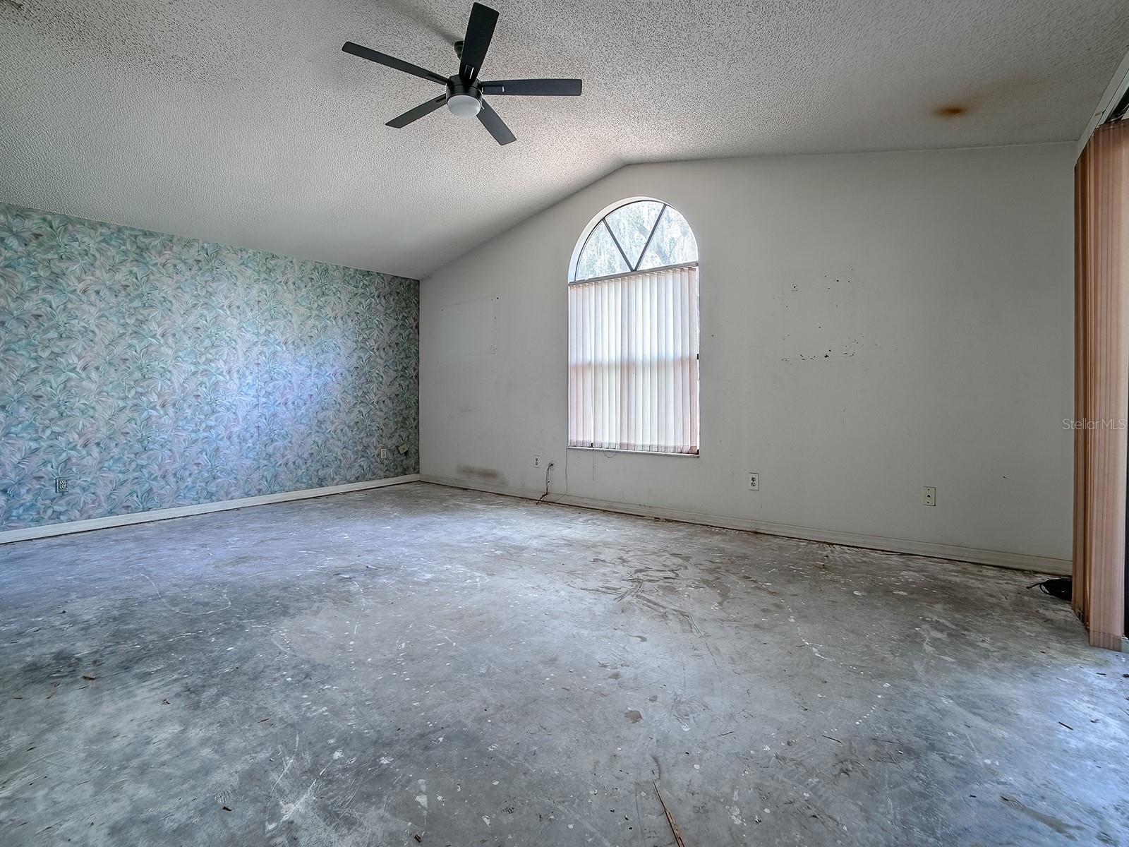 Image 13 of 32 For 912 Sheila Place