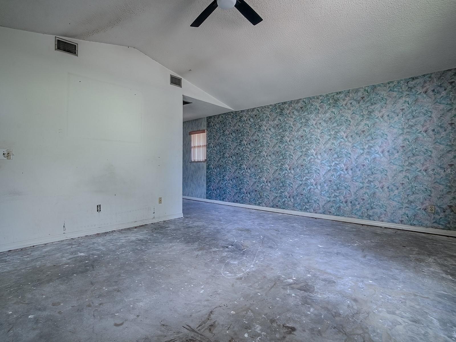 Image 14 of 32 For 912 Sheila Place