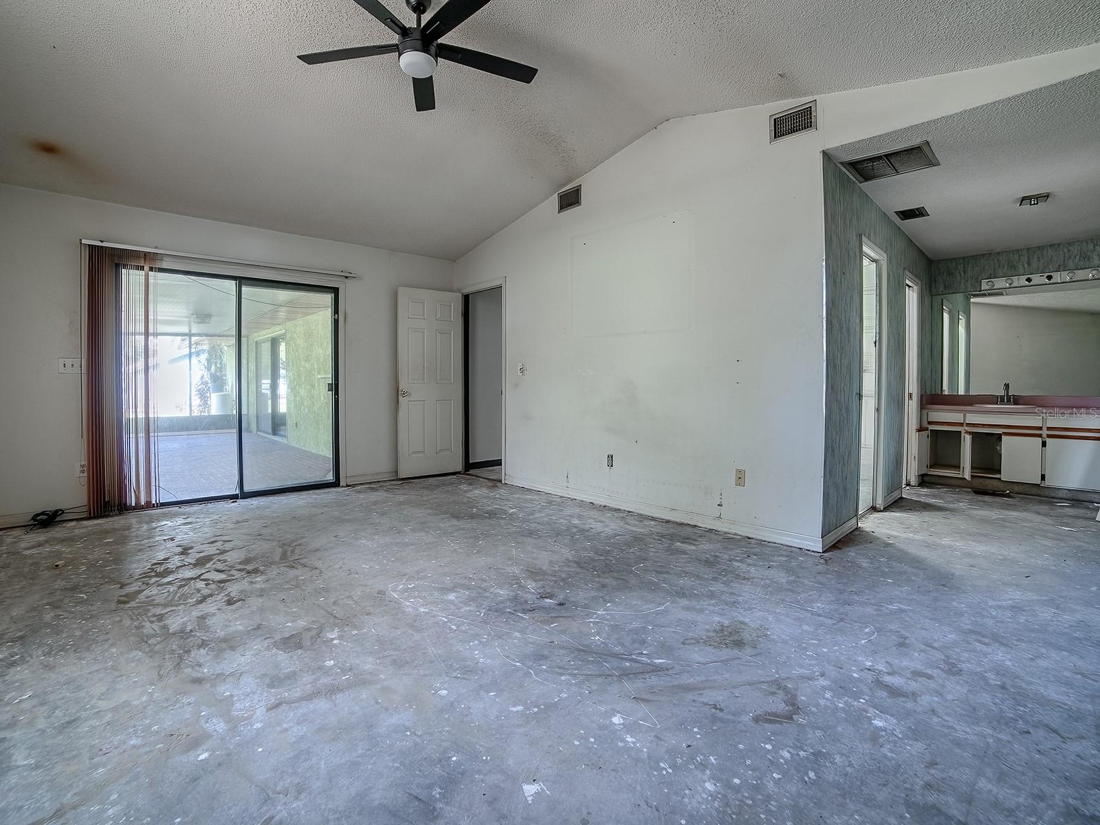 Image 15 of 32 For 912 Sheila Place