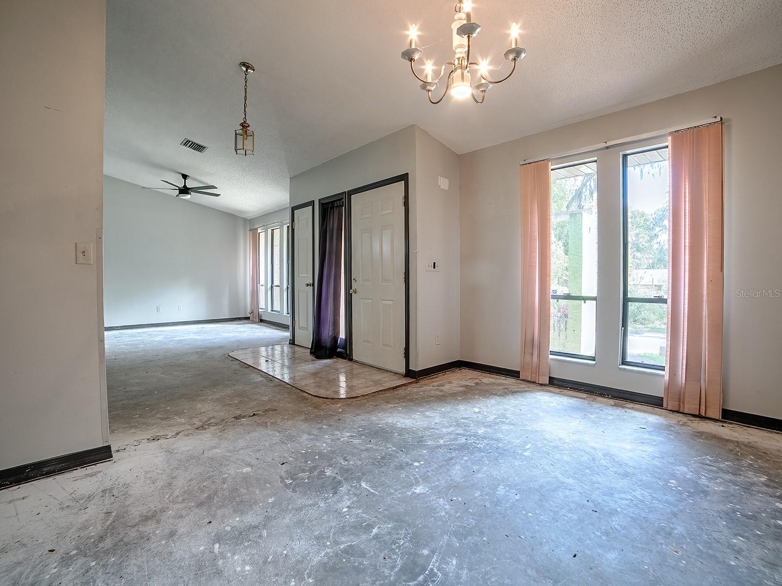 Image 4 of 32 For 912 Sheila Place