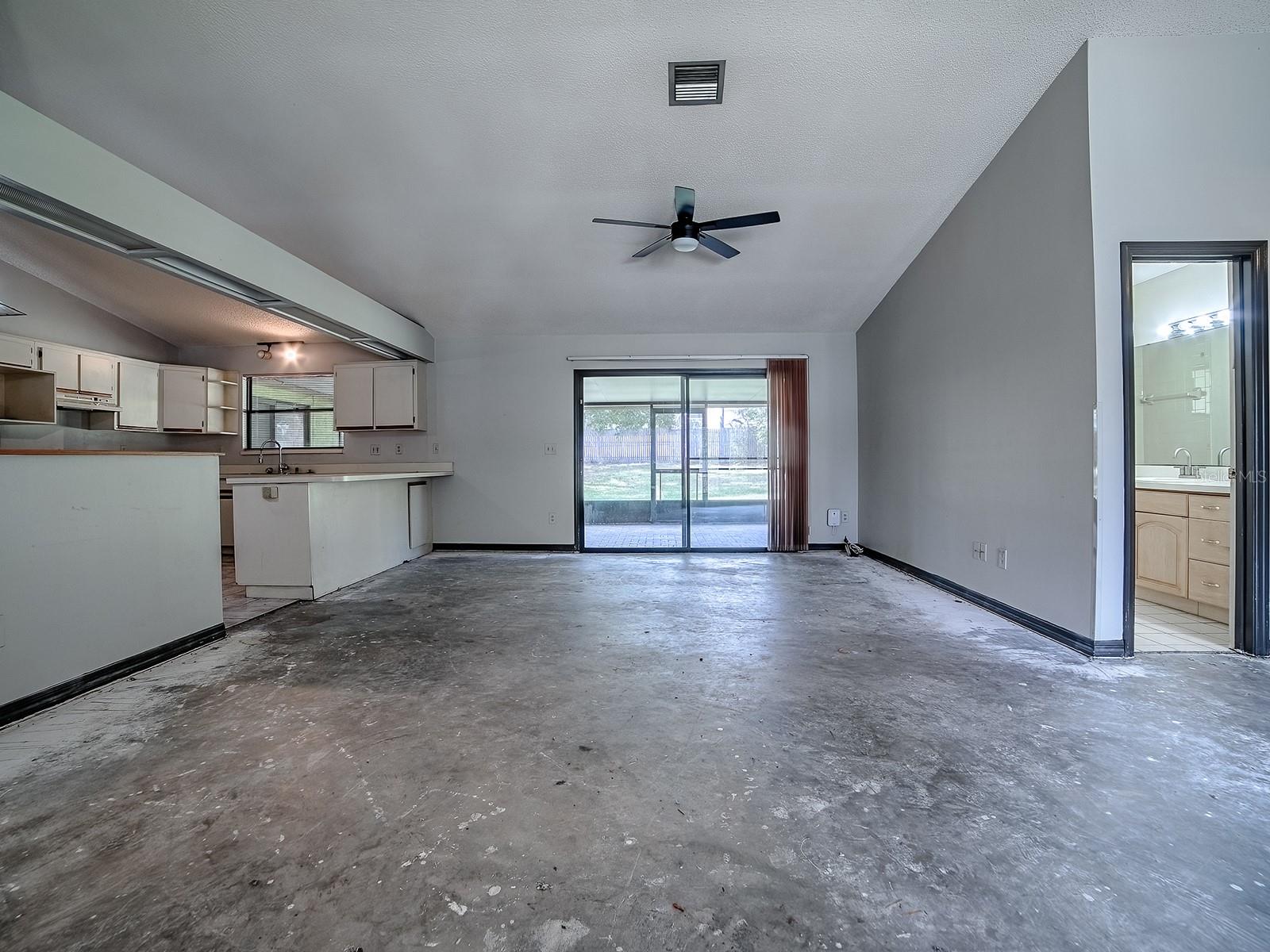 Image 8 of 32 For 912 Sheila Place