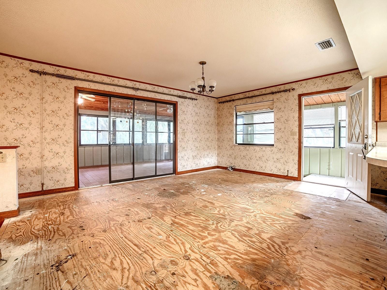 Image 3 of 42 For 913 Sheila Place