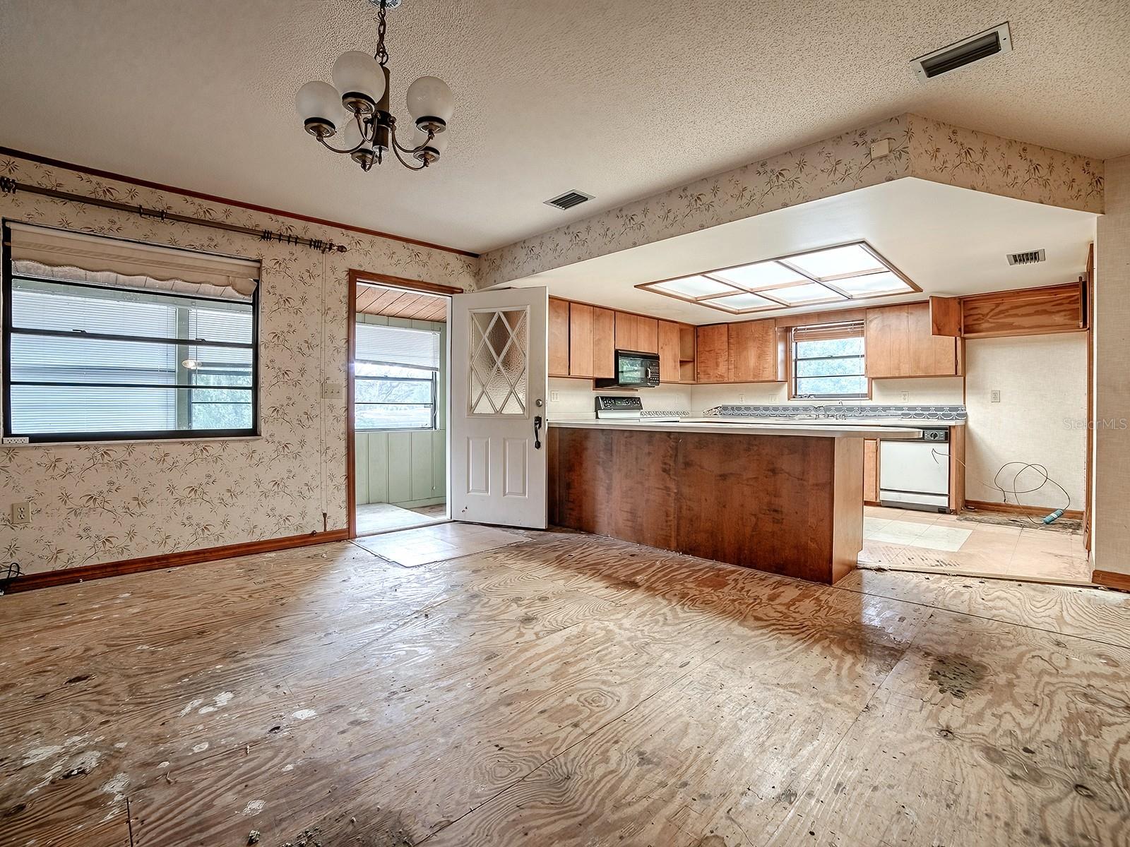 Image 4 of 42 For 913 Sheila Place