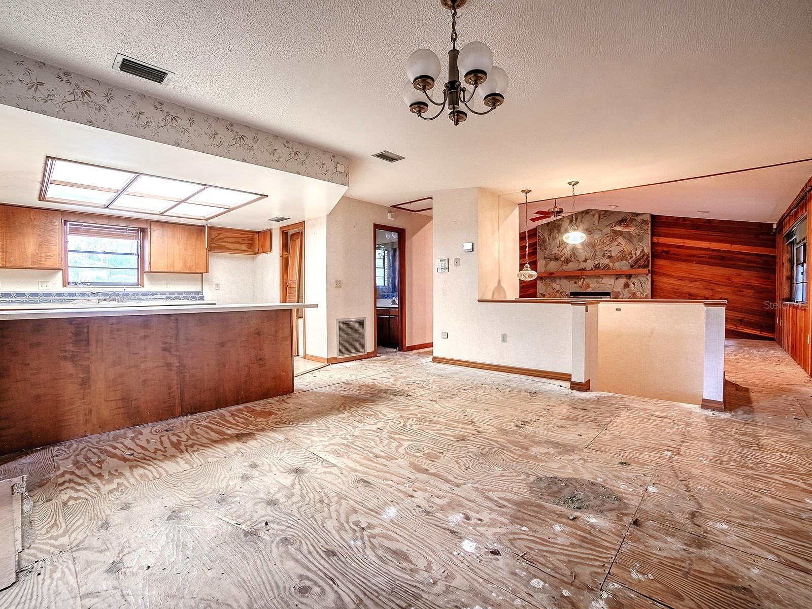 Image 5 of 42 For 913 Sheila Place