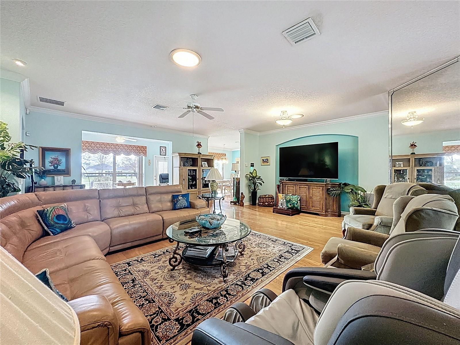 Image 14 of 72 For 2318 Fenton Avenue