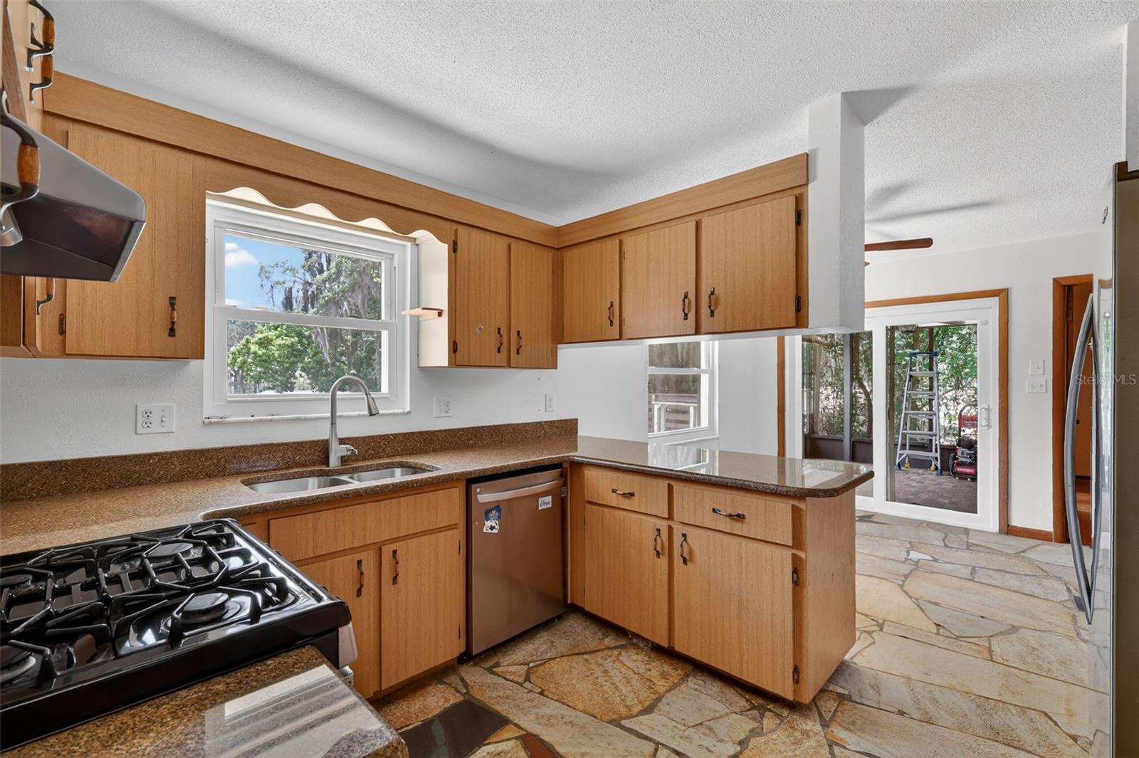 Image 16 of 41 For 50 Court Drive