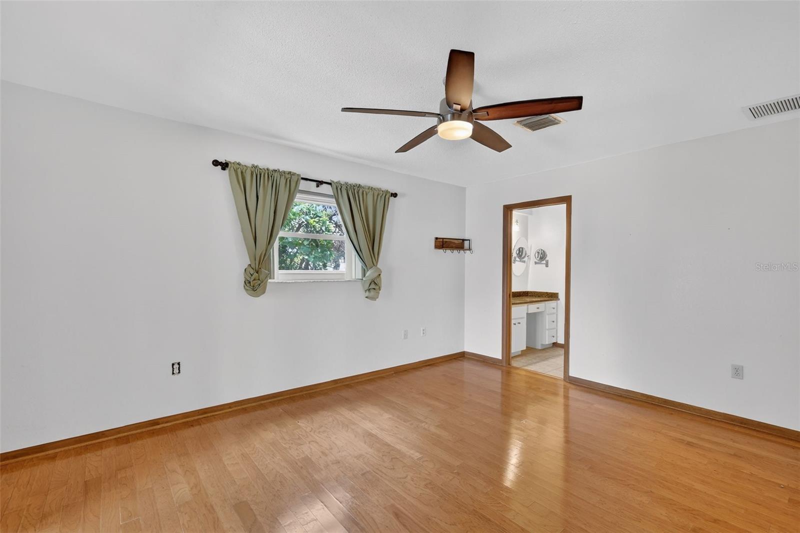 Image 18 of 41 For 50 Court Drive