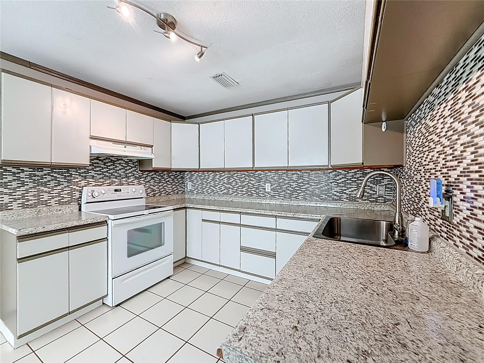 Image 9 of 42 For 11404 56th Avenue