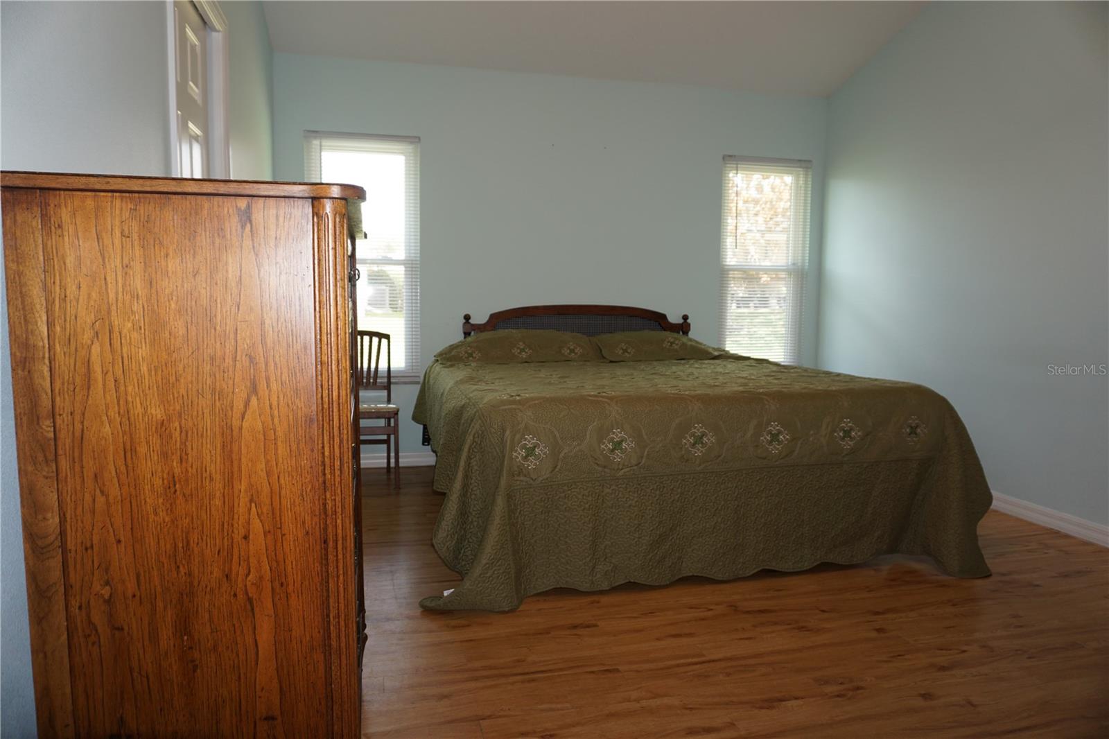 Image 10 of 35 For 21617 Queen Elizabeth Court