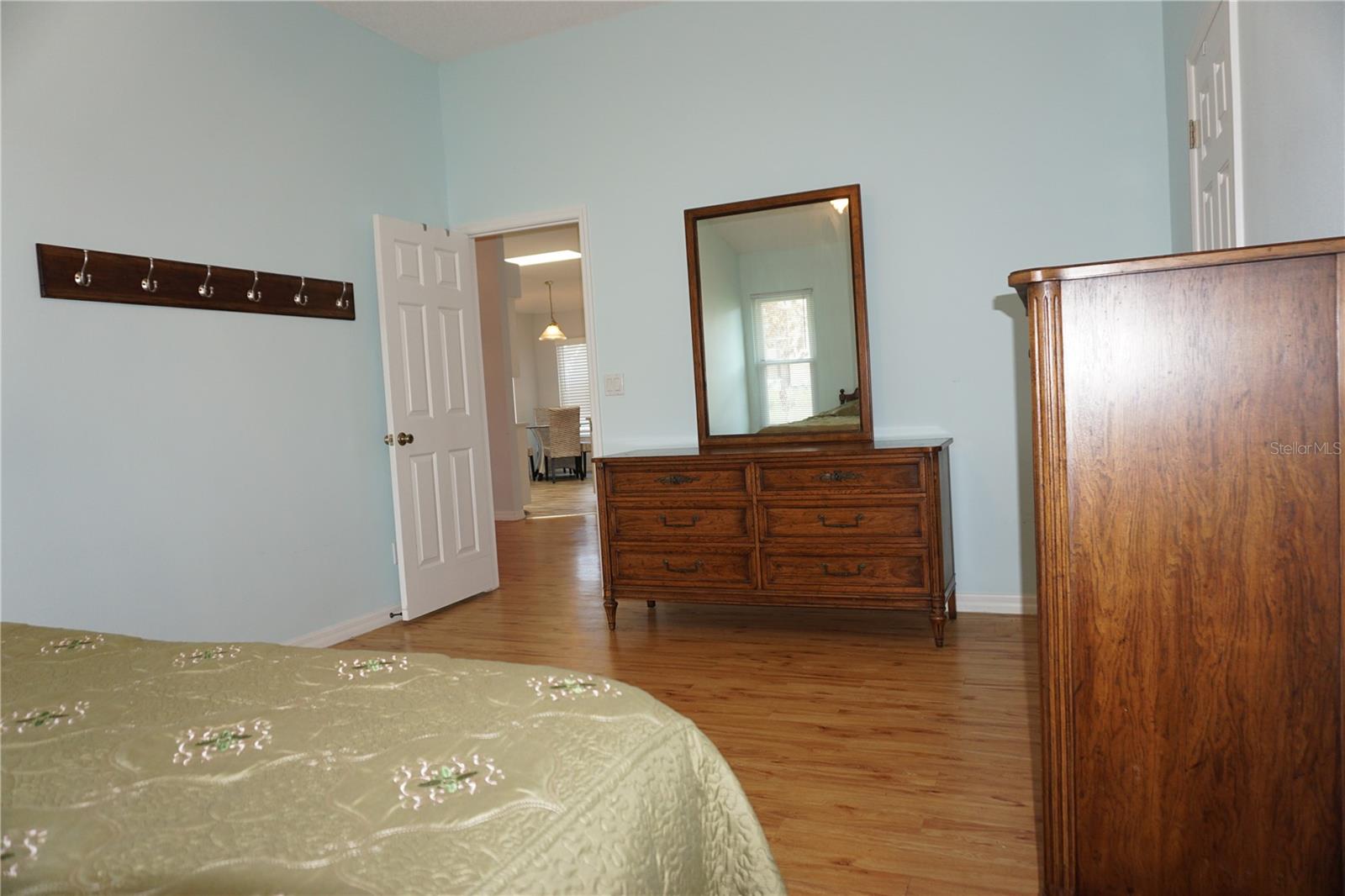 Image 11 of 35 For 21617 Queen Elizabeth Court