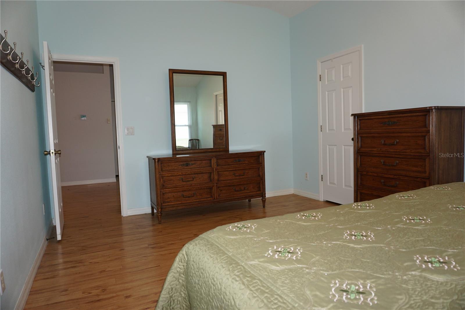 Image 12 of 35 For 21617 Queen Elizabeth Court