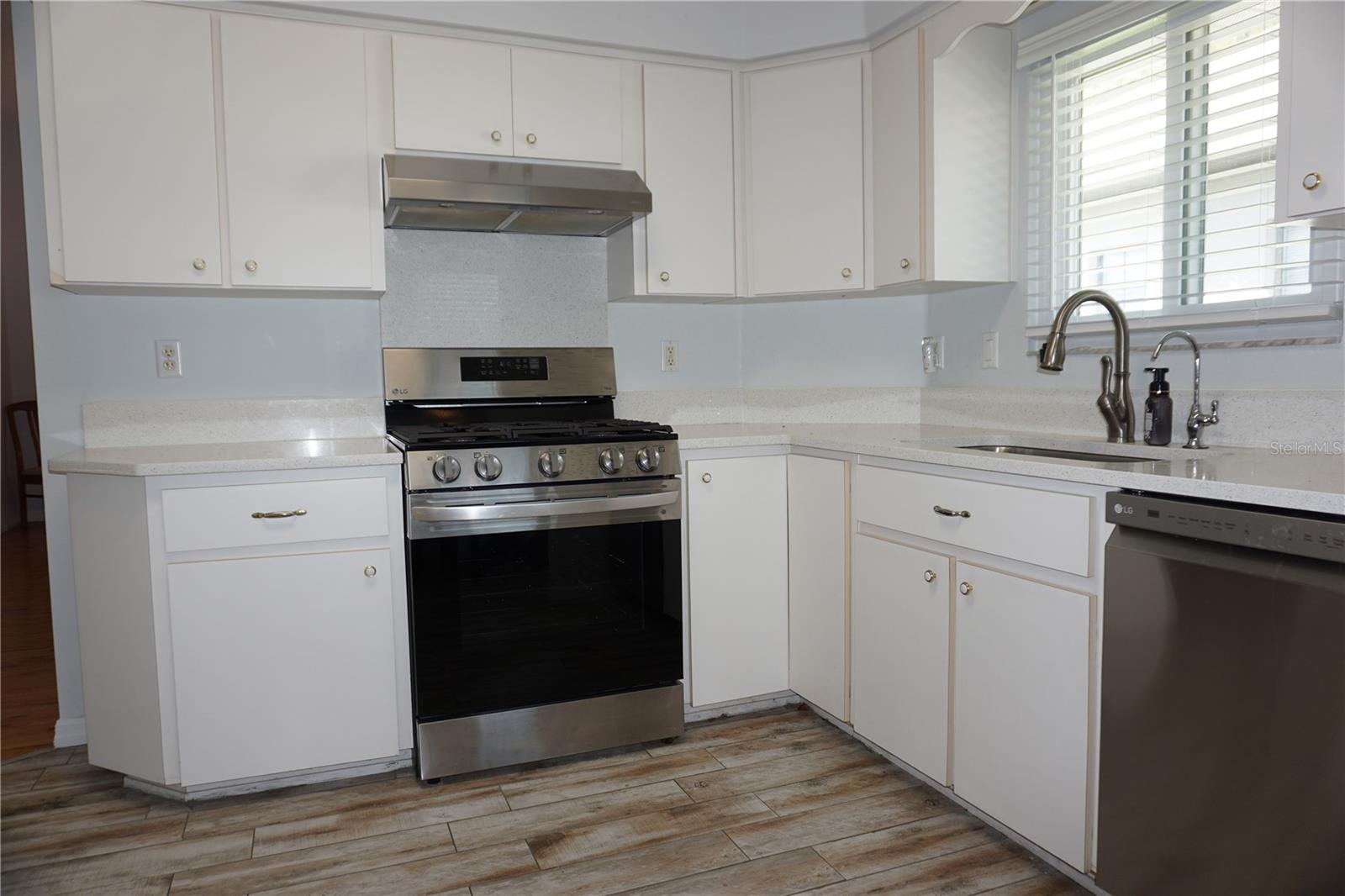 Image 14 of 35 For 21617 Queen Elizabeth Court