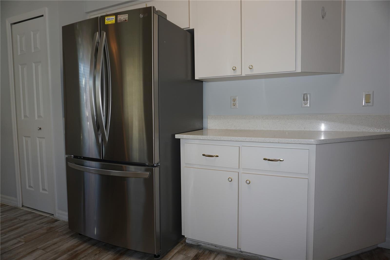 Image 15 of 35 For 21617 Queen Elizabeth Court