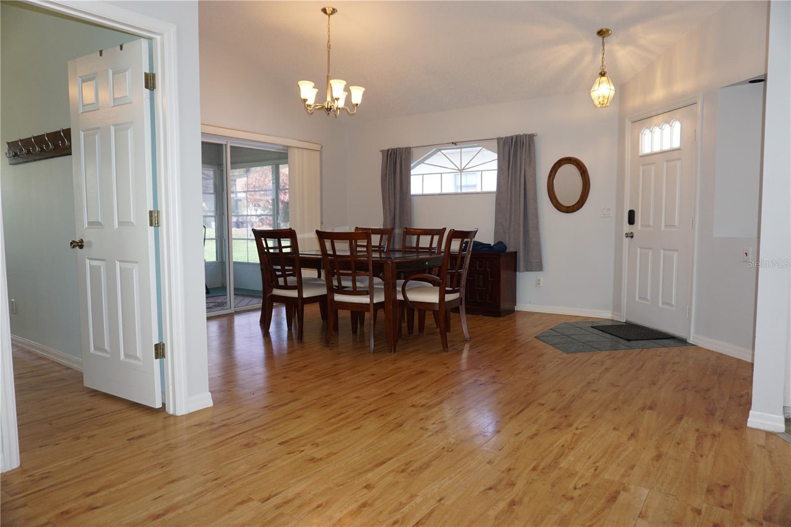 Image 5 of 35 For 21617 Queen Elizabeth Court