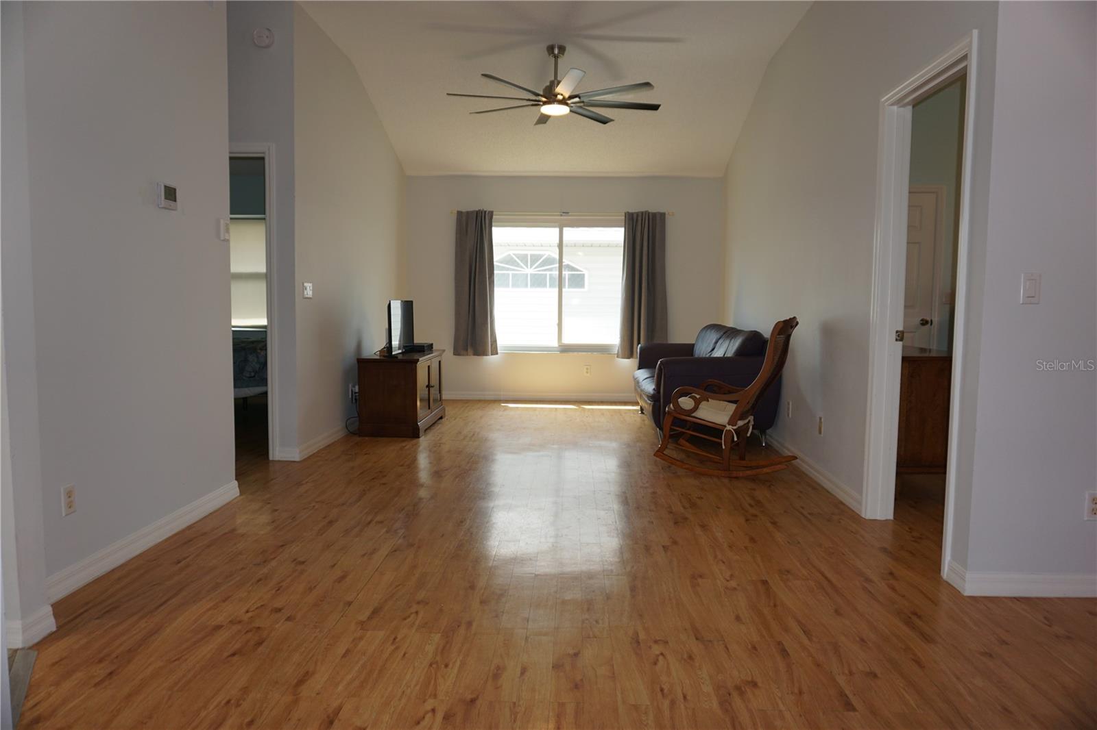 Image 6 of 35 For 21617 Queen Elizabeth Court