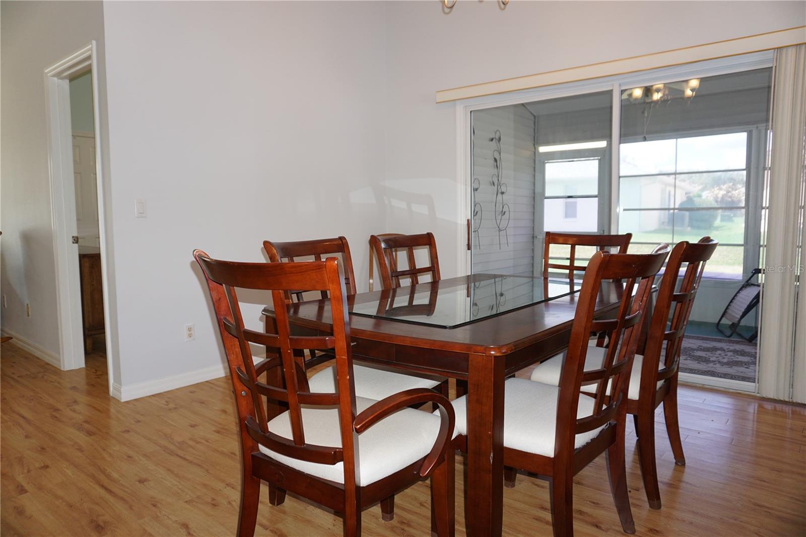 Image 7 of 35 For 21617 Queen Elizabeth Court