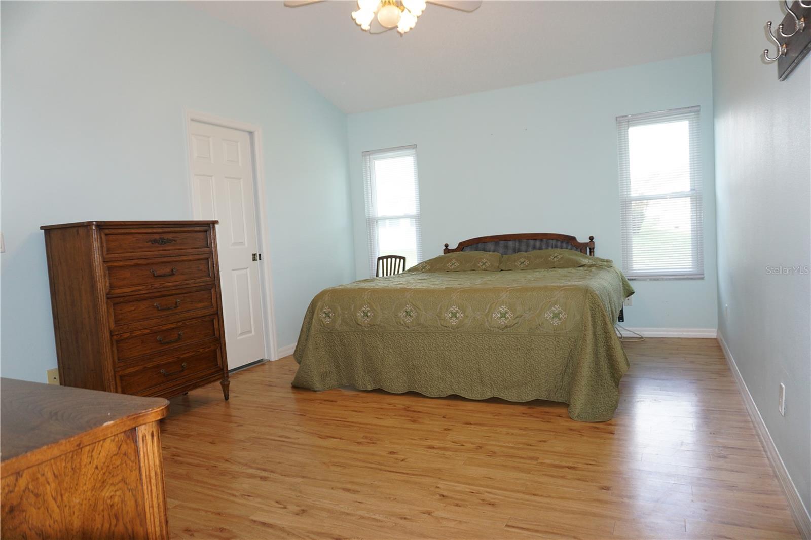 Image 9 of 35 For 21617 Queen Elizabeth Court