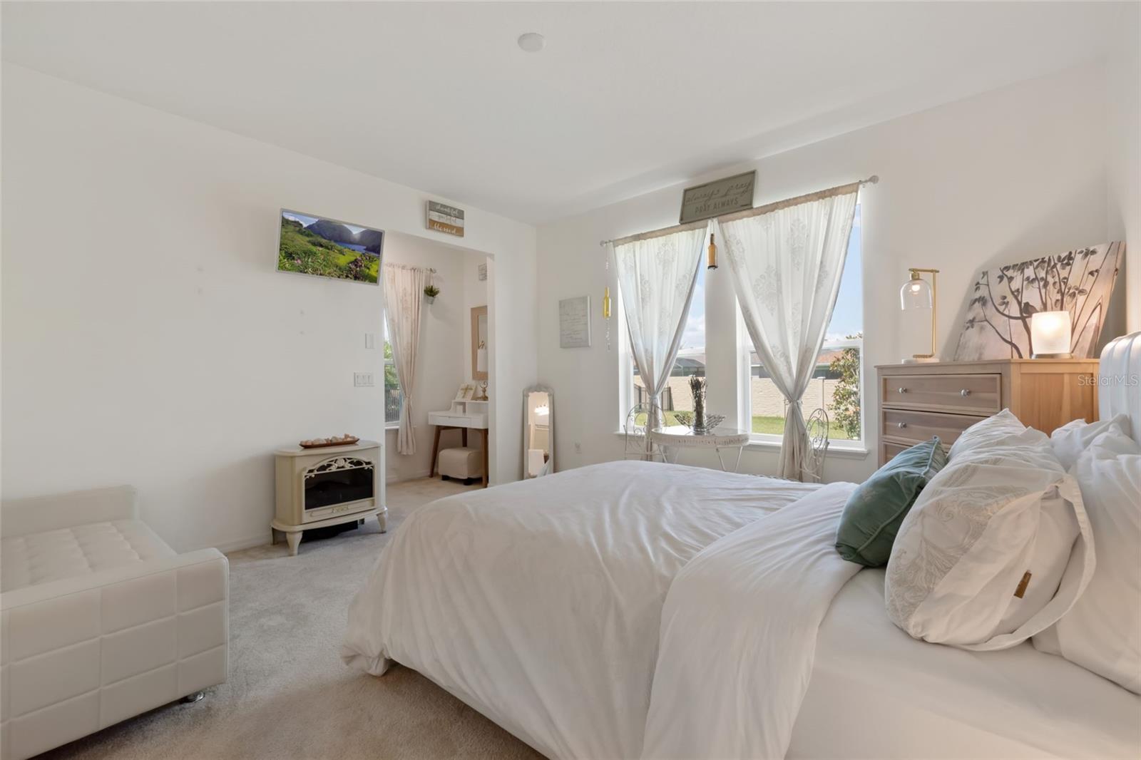 Image 32 of 54 For 125 Silver Maple Road