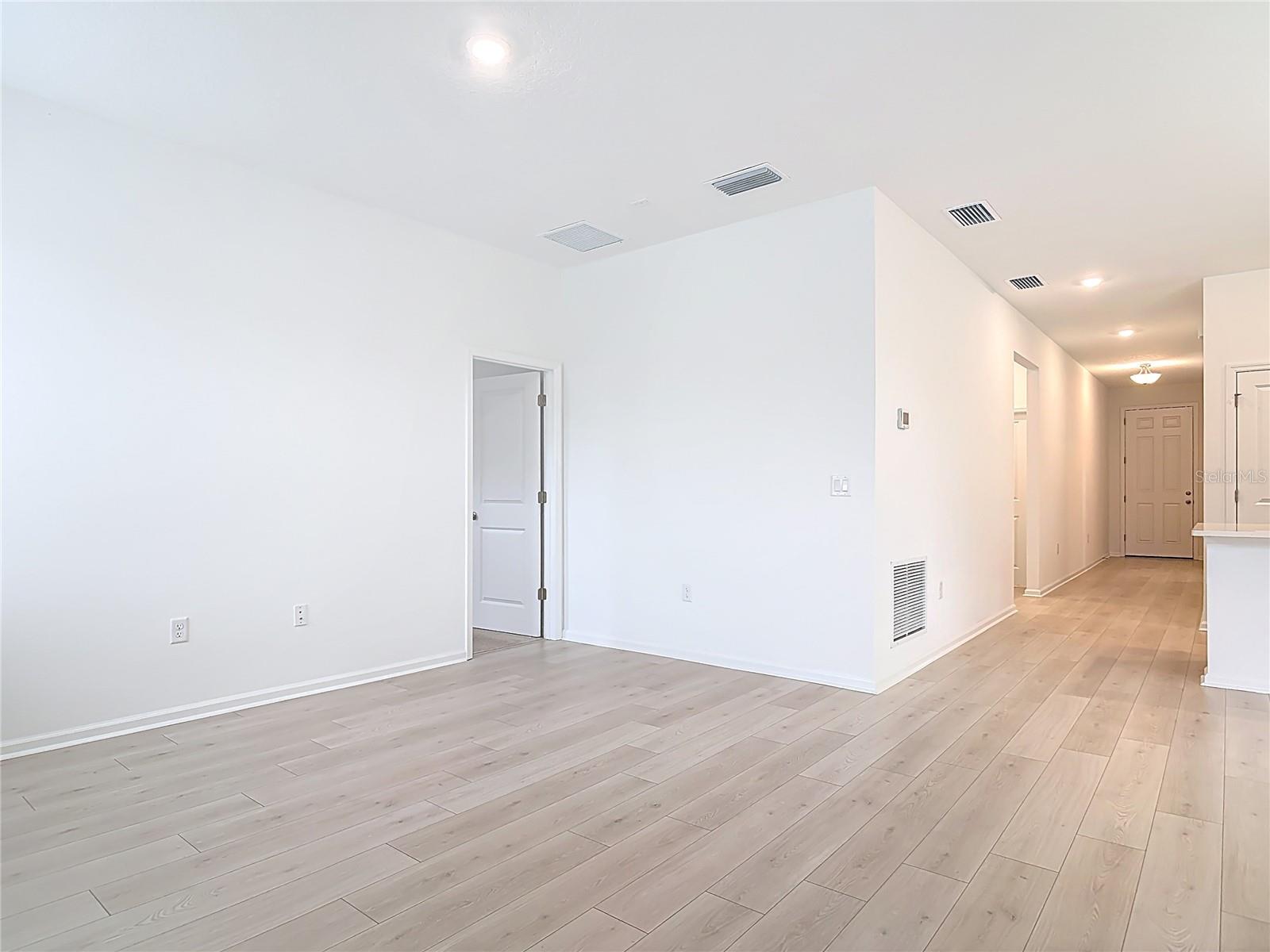 Image 5 of 41 For 2950 Supermarine Road