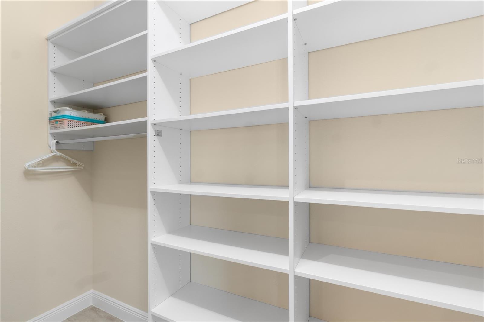 Listing photo id 8 for 5845 Storms Avenue