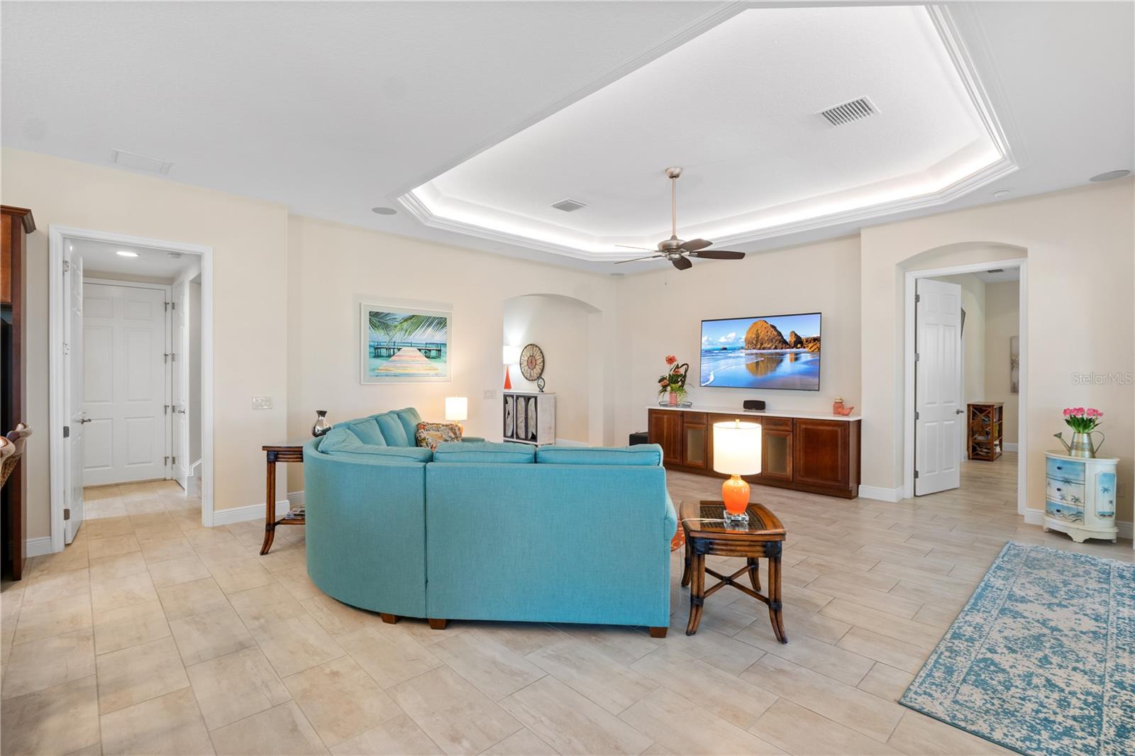 Listing photo id 18 for 5845 Storms Avenue