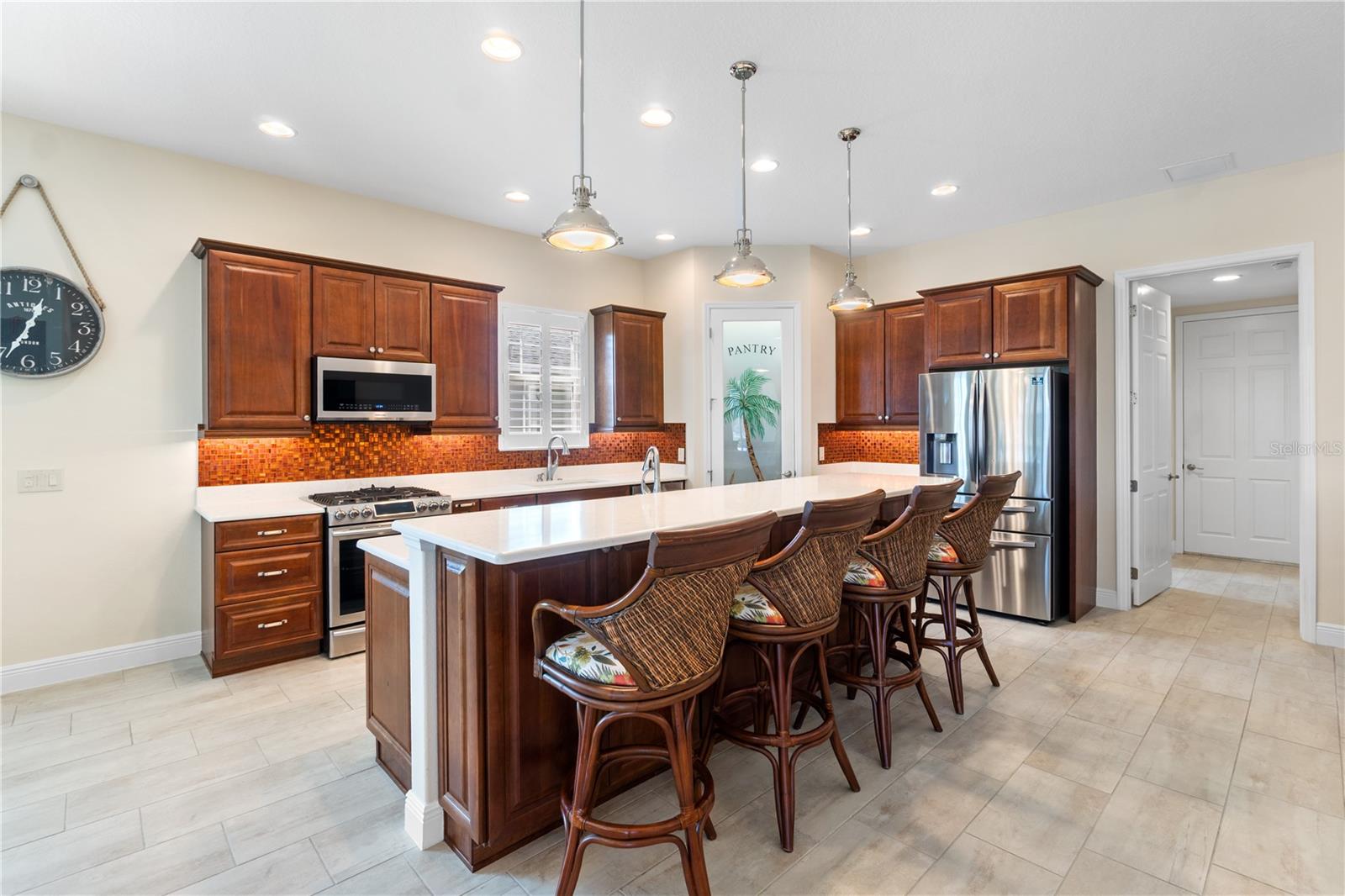 Listing photo id 19 for 5845 Storms Avenue