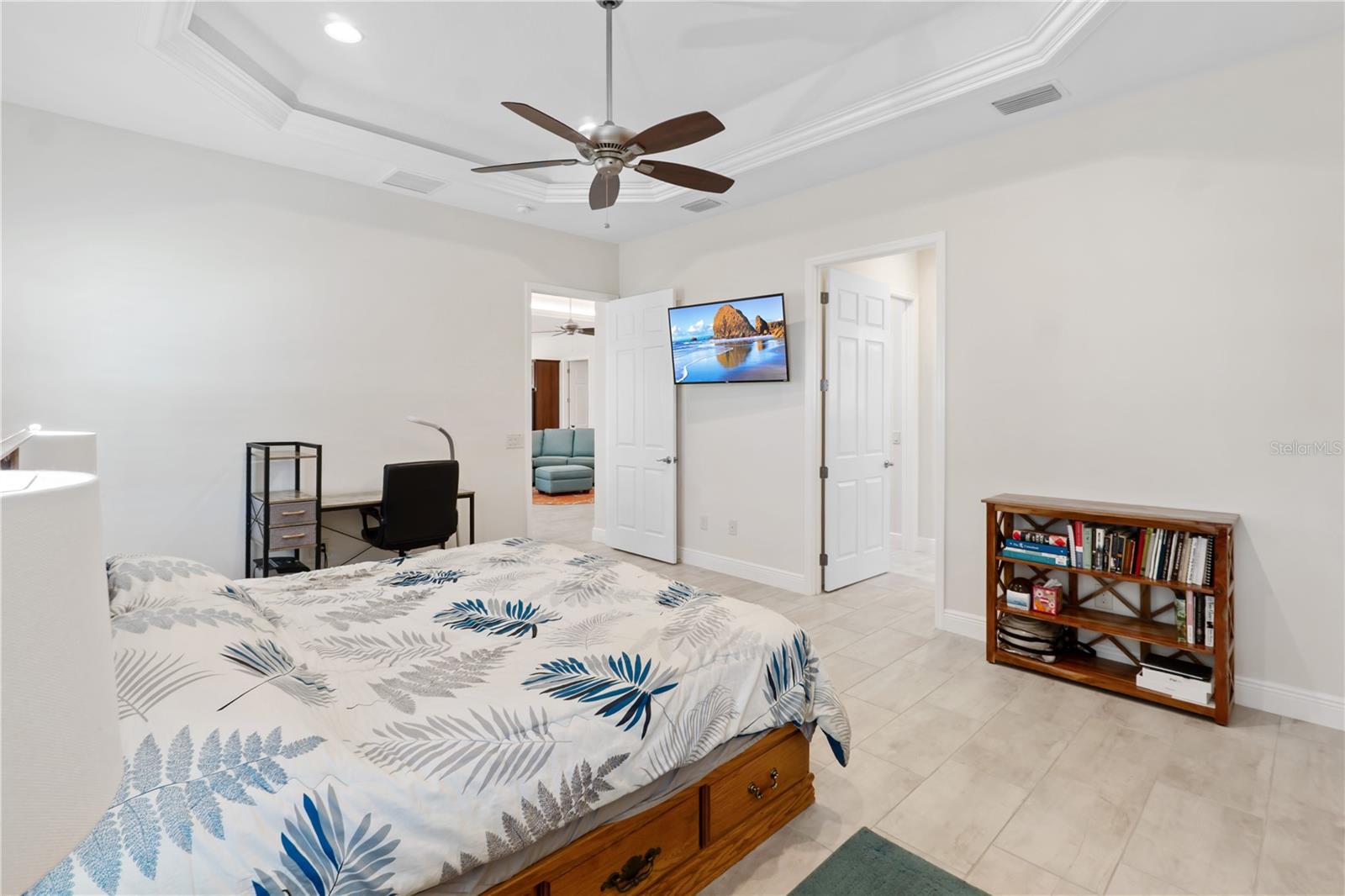 Listing photo id 27 for 5845 Storms Avenue