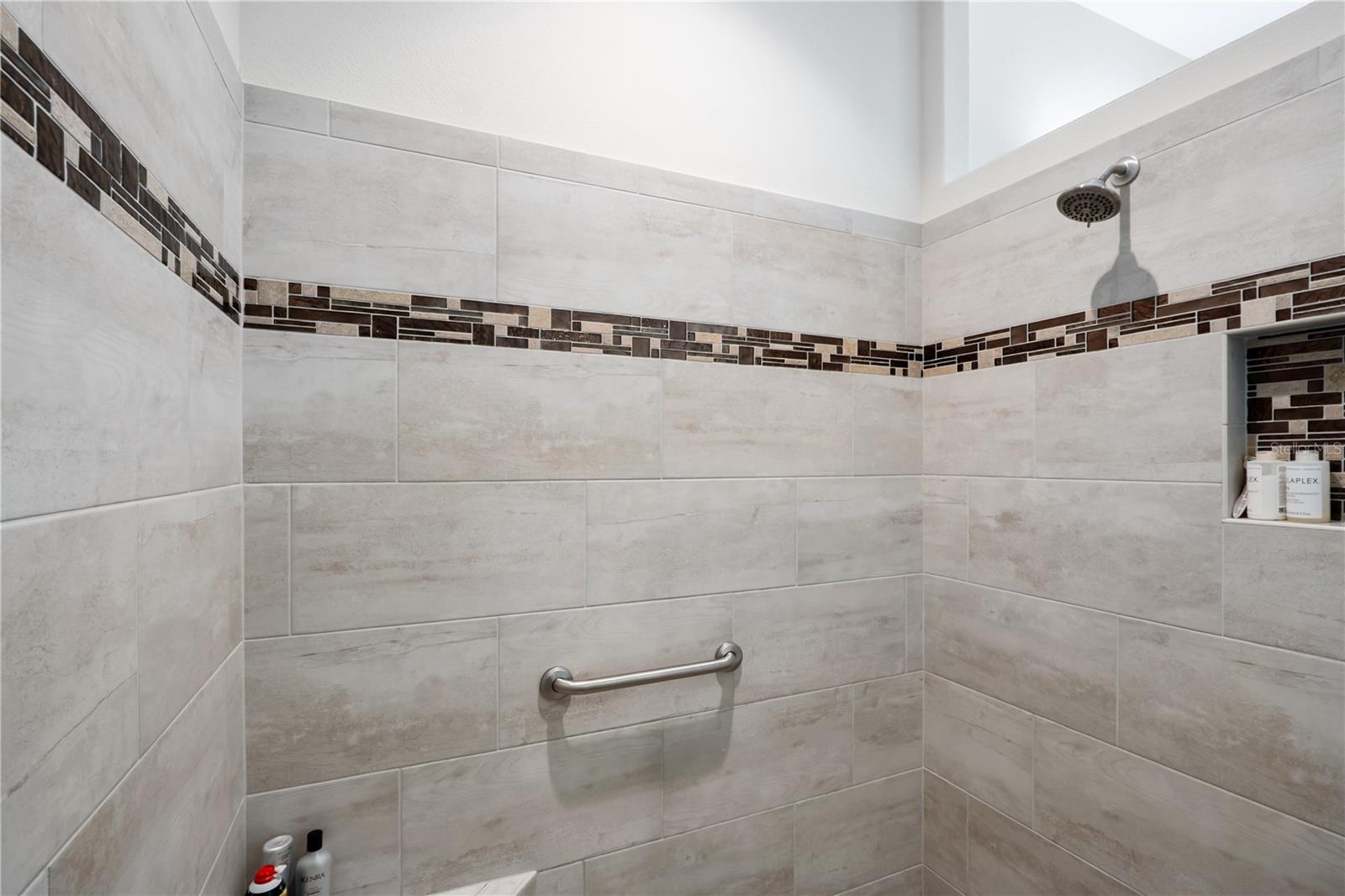 Listing photo id 31 for 5845 Storms Avenue