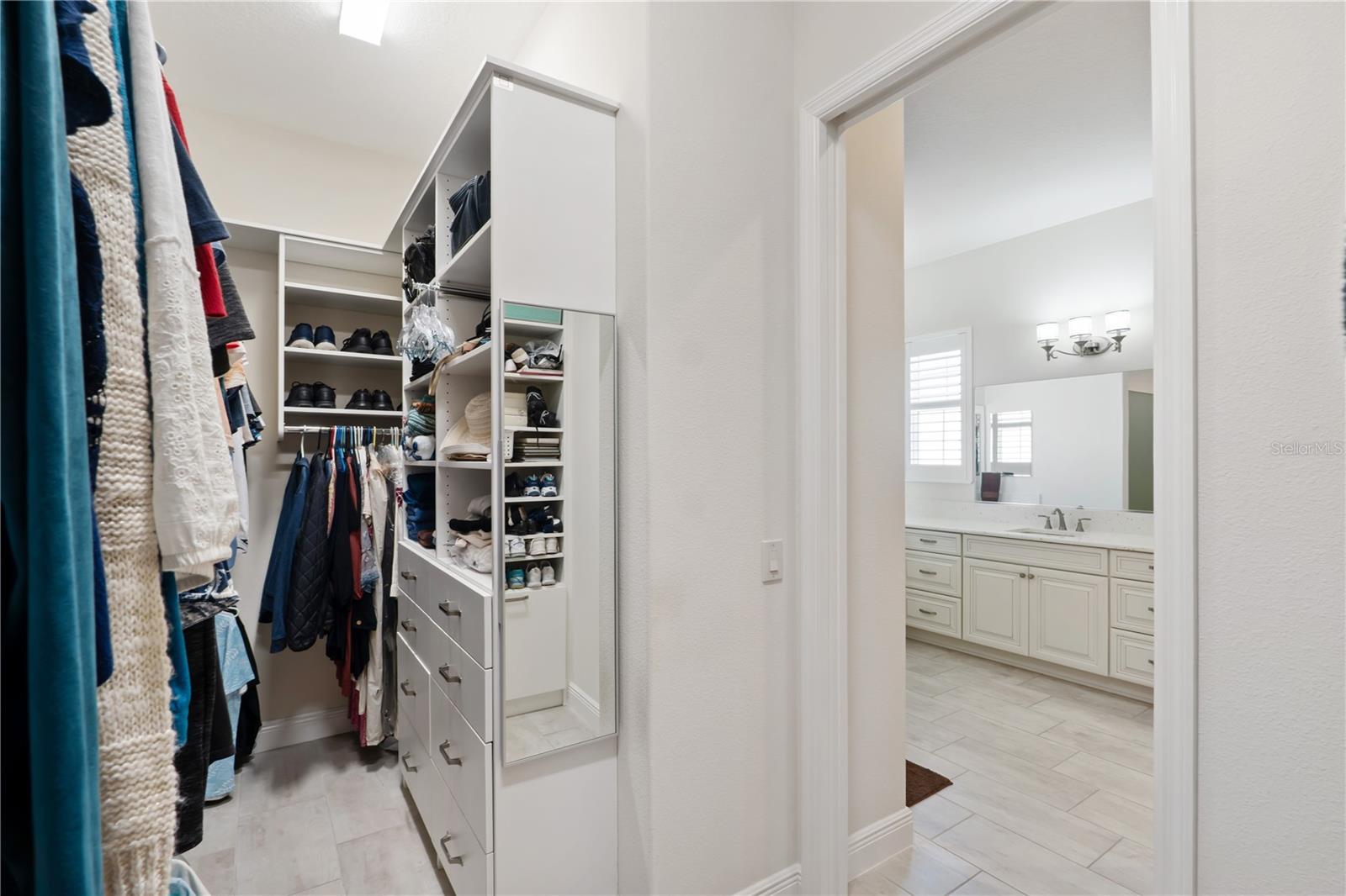 Listing photo id 32 for 5845 Storms Avenue