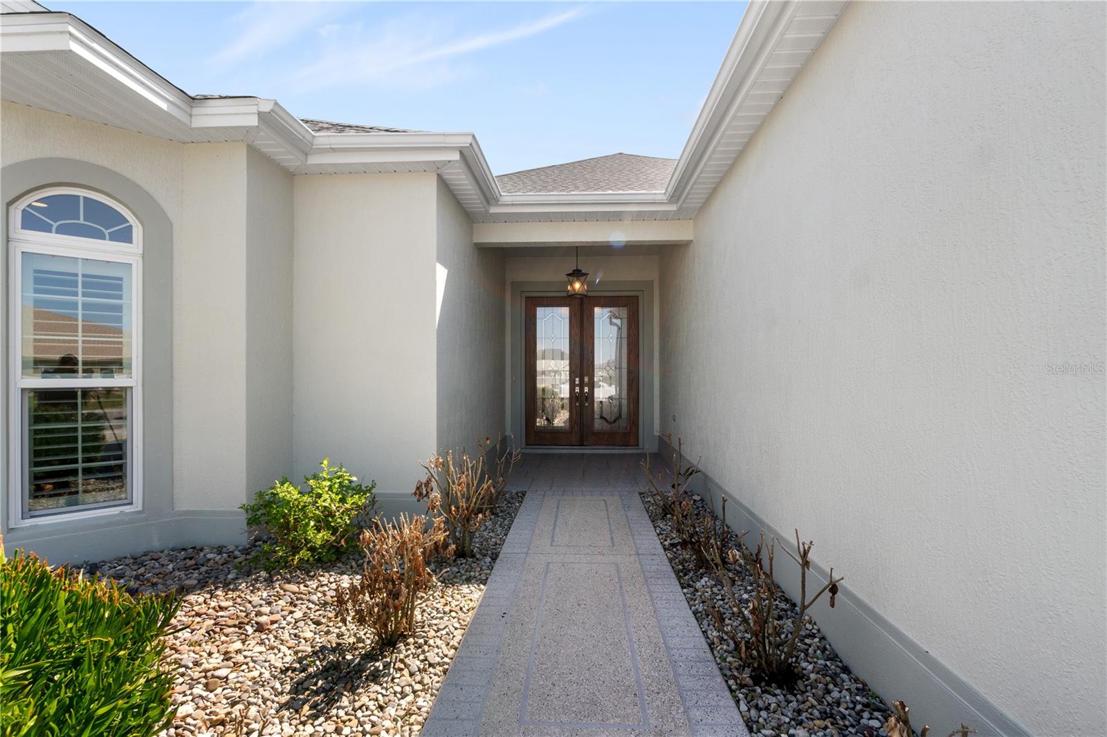 Listing photo id 2 for 5845 Storms Avenue