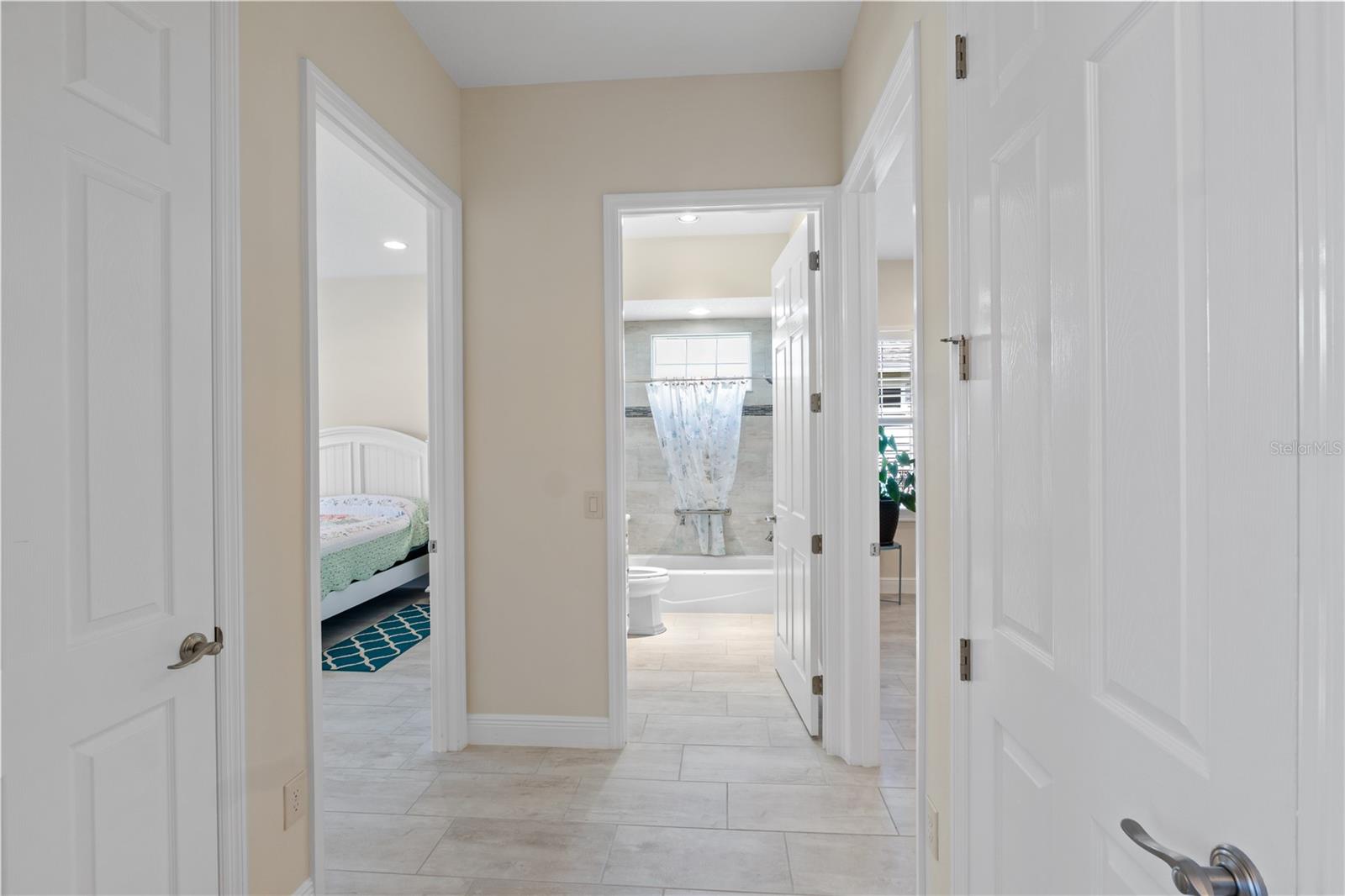 Listing photo id 4 for 5845 Storms Avenue