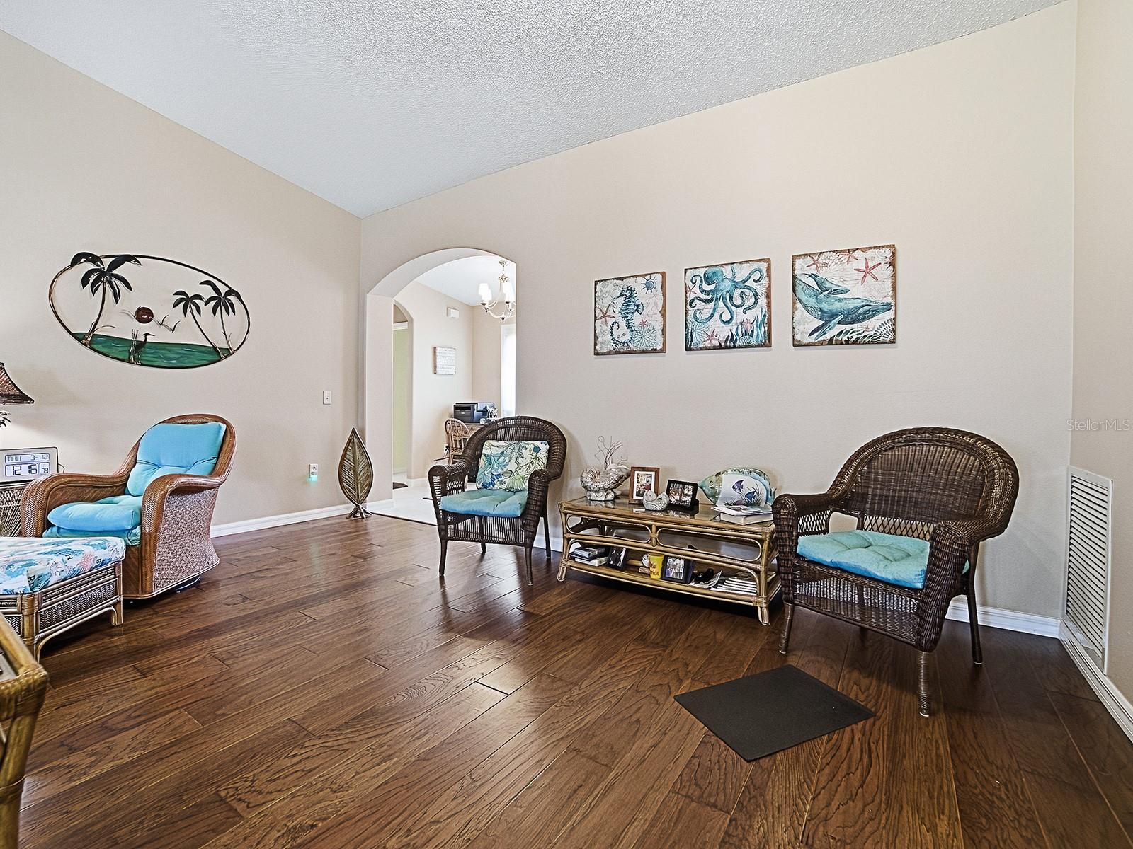 Image 5 of 37 For 347 Bentwood Drive